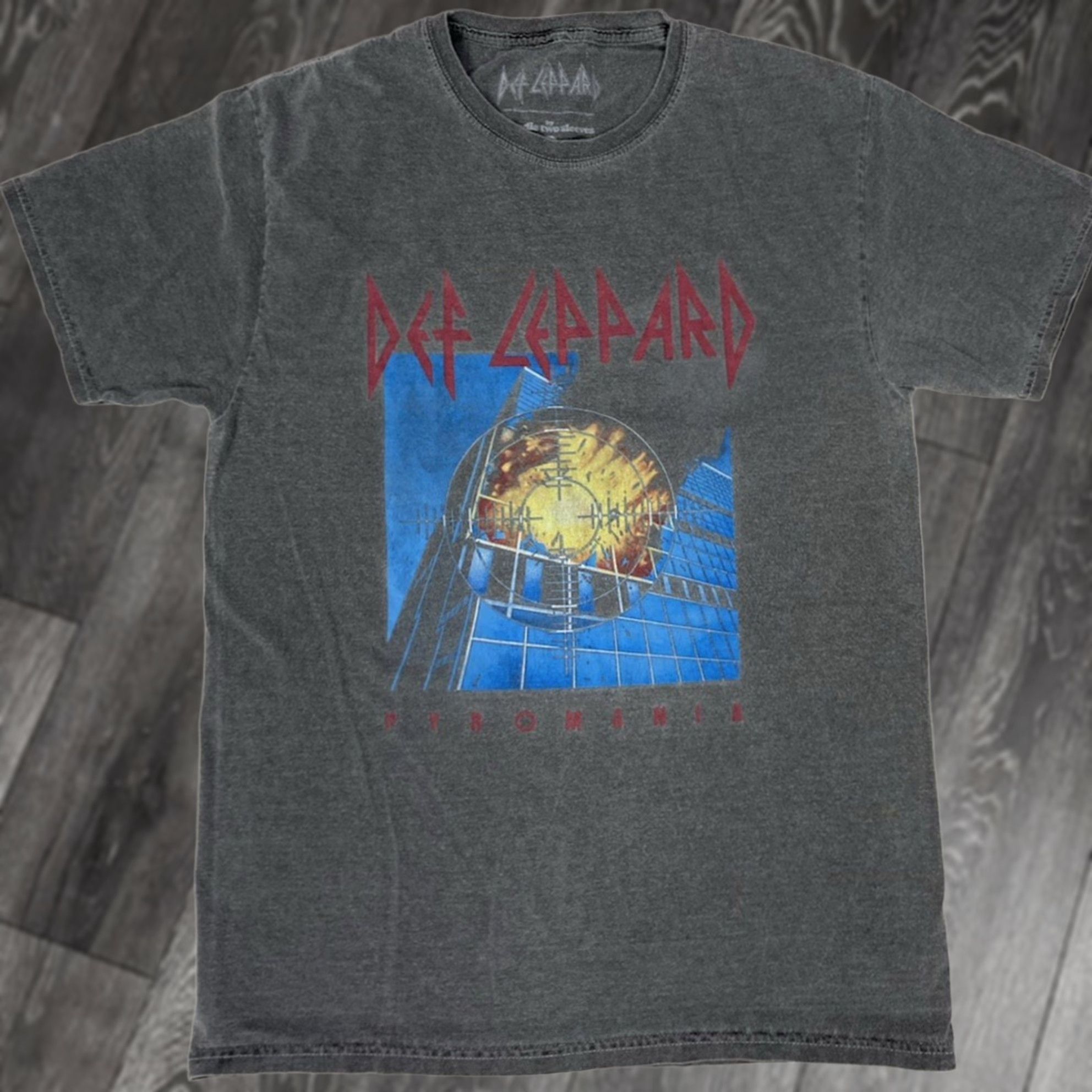 Vintage VINTAGE Def Leppard Pyromania Graphic T-shirt Women Medium Gray Short Sleeve Music Size M / US 6-8 / IT 42-44 - 1 Thumbnail