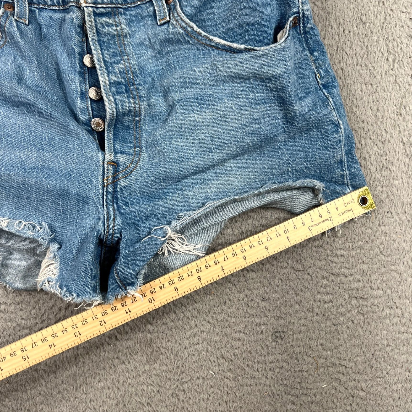 Levi's VINTAGE Levi's 501 Shorts Denim Distressed 5-Pocket Blue 033 Regular Womens 33 Distressed Pockets Button Front Casual Summer Size 24" / US 00 / IT 34 - 2 Thumbnail