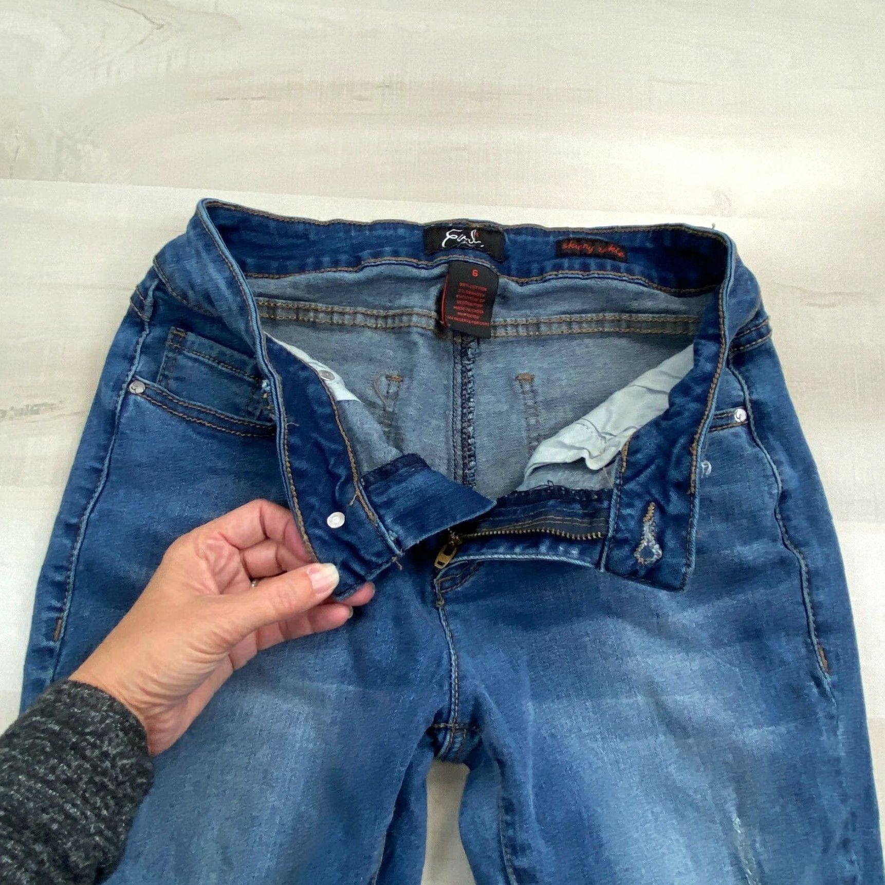 Vintage Earl Jean Womens Skinny Jeans Medium Wash Cropped Distressed Denim Size 28" / US 6 / IT 42 - 3 Thumbnail