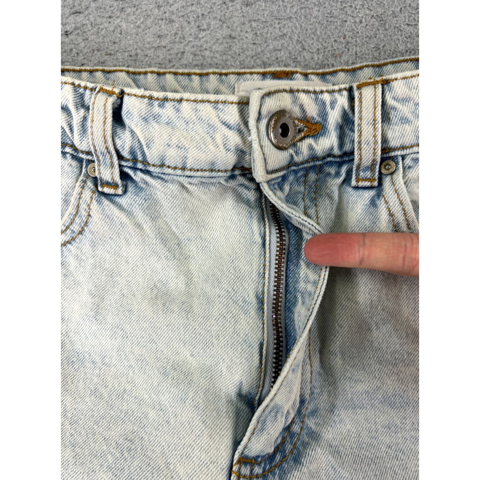 Cotton On Cotton On Shorts Womens 27 Blue Denim Cut-Off High Rise 5-Pocket Denim Shorts Light Wash 28x3 Size 27" / US 4 / IT 40 - 6 Thumbnail