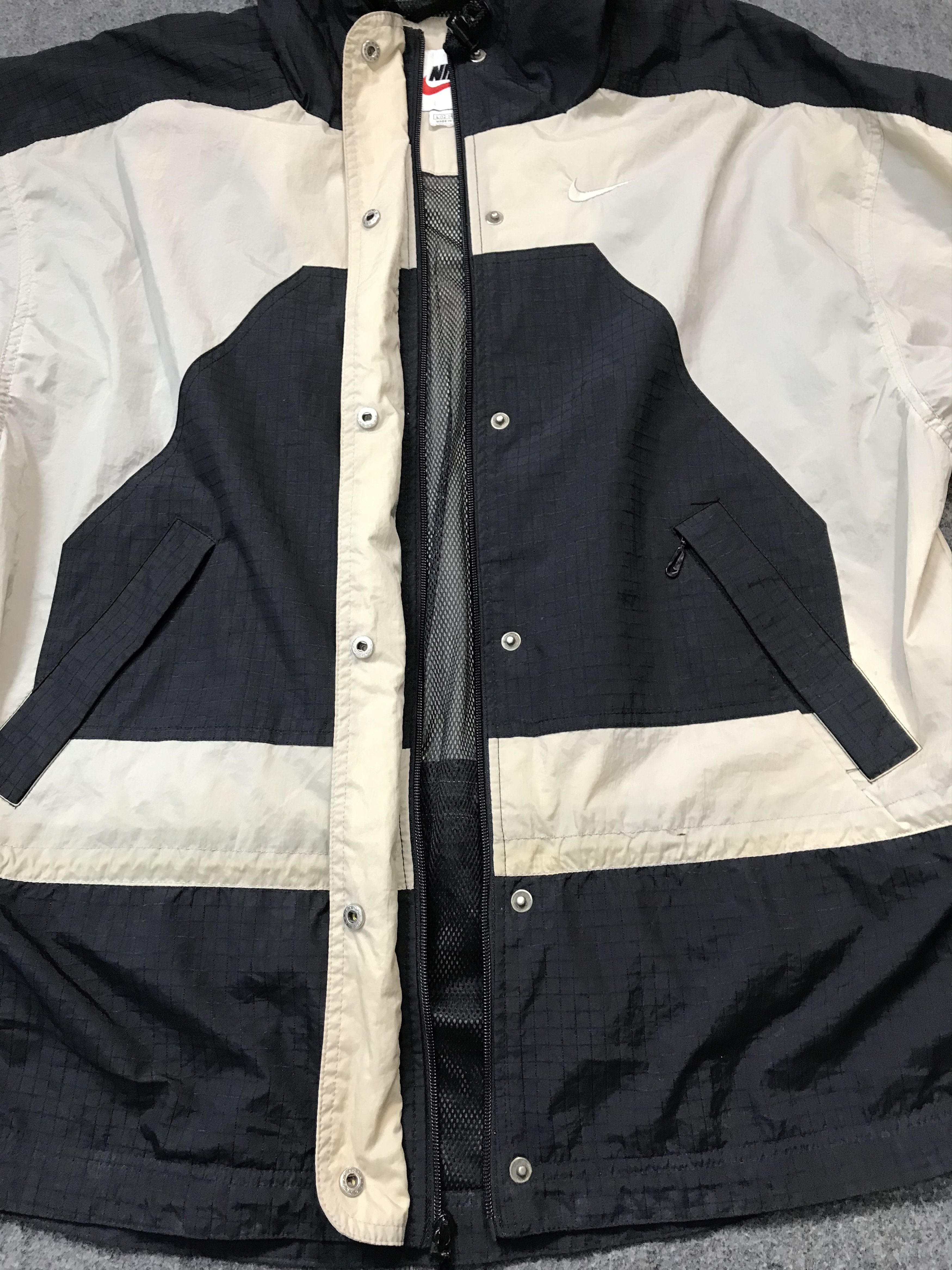 Nike 90s Nike Medium Logo Nylon Windbreaker Jacket Drill Size US L / EU 52-54 / 3 - 6 Thumbnail