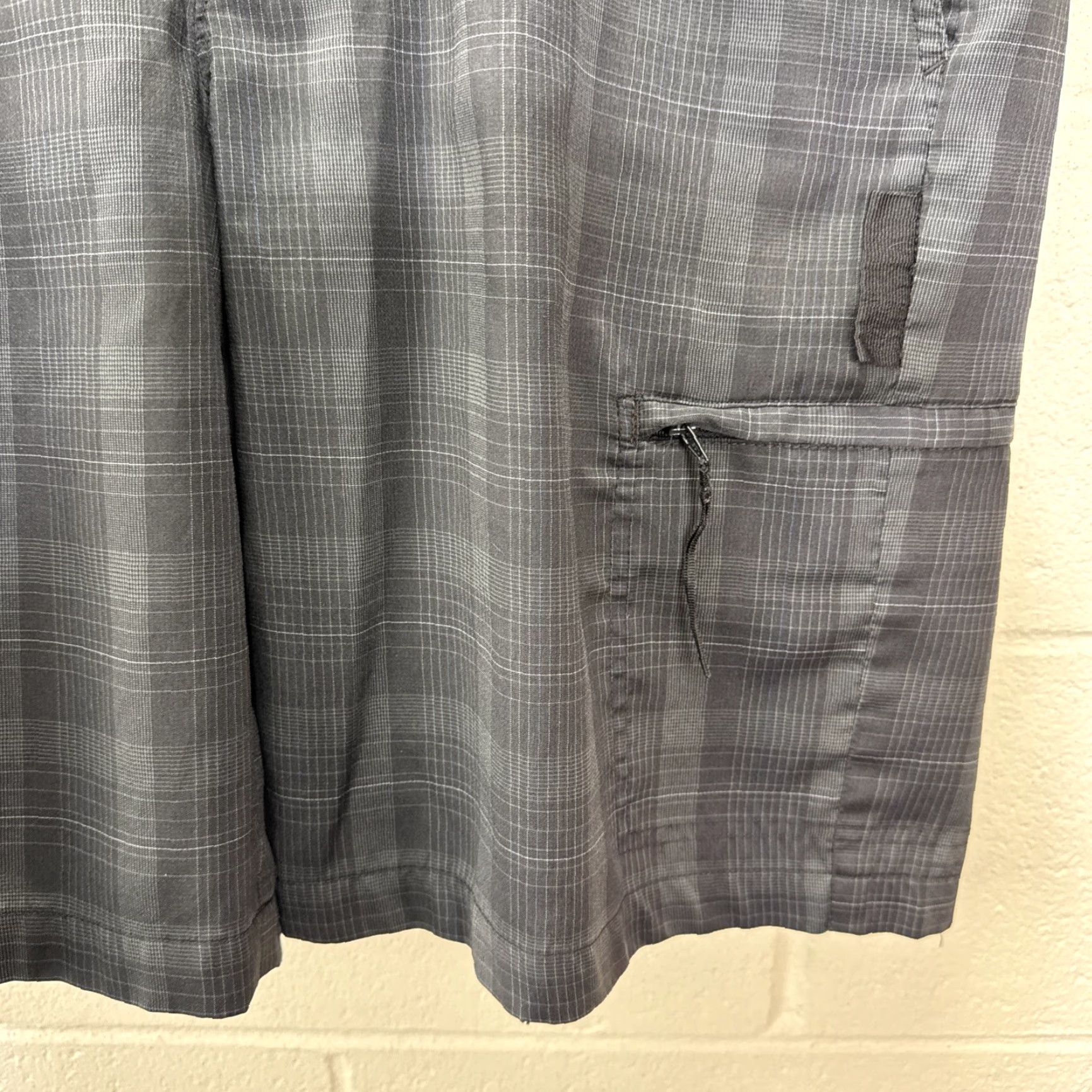 Vintage Greg Norman Shorts Mens 34 Black Plaid Golfing Golf Adult Outdoors Active Size US 34 / EU 50 - 6 Thumbnail