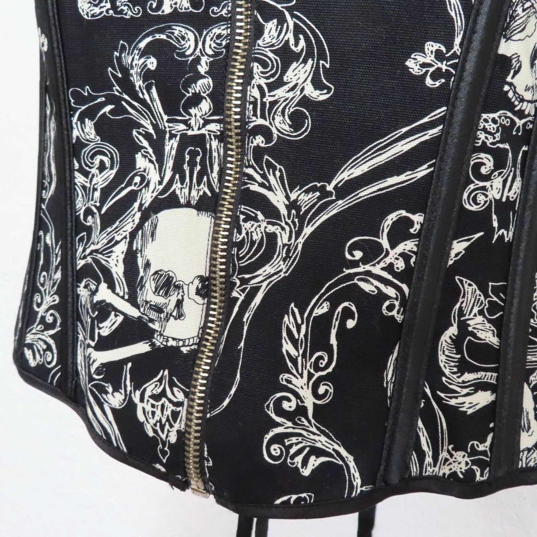 Vintage VINTAGE Shirley of Hollywood Skullduggery 36 Womens Skull Black Lace Up Corset Sexy Top Size XS / US 0-2 / IT 36-38 - 5 Thumbnail