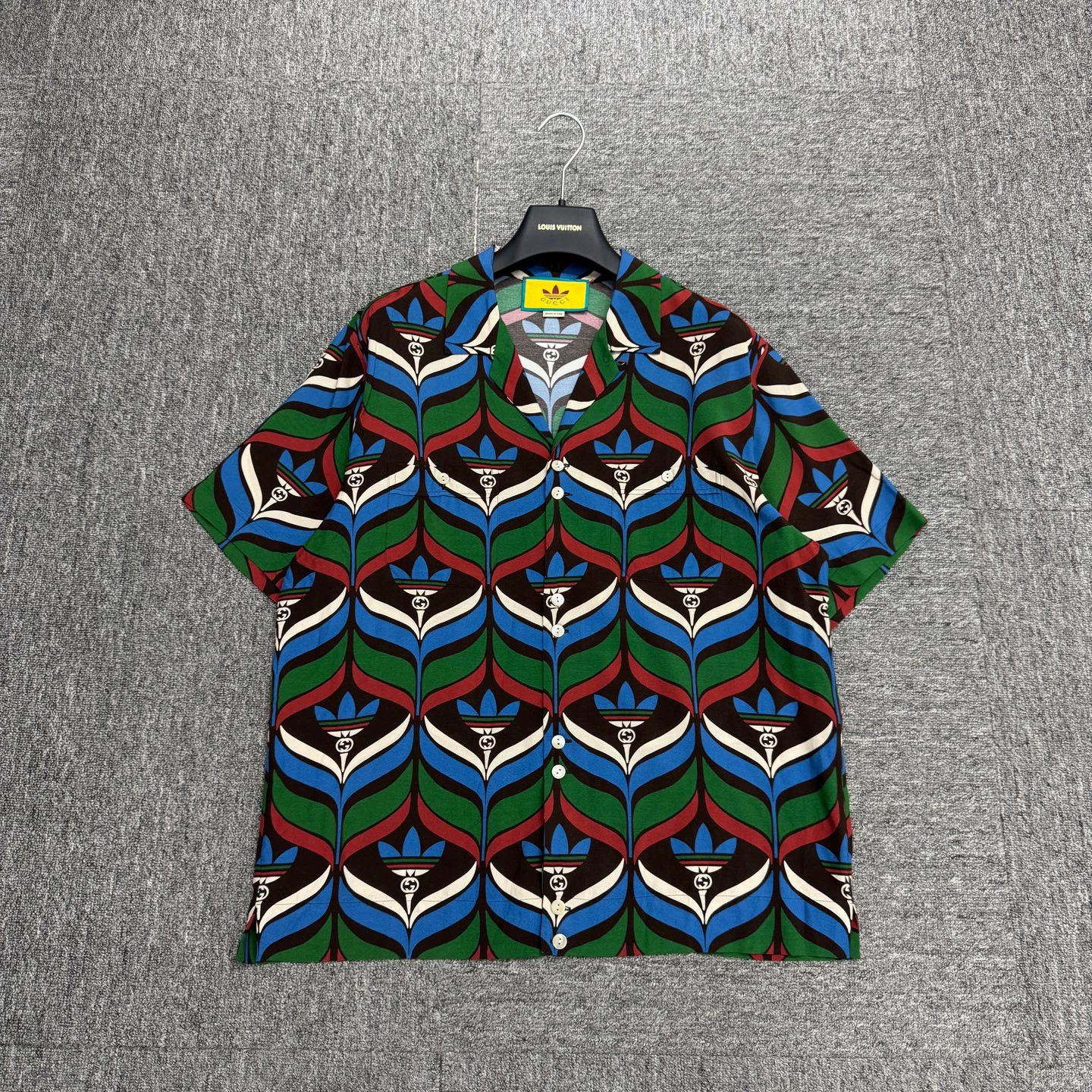 Gucci Gucci x Adidas Full Print Short Sleeve Shirt Size 50 Size US M / EU 48-50 / 2 - 1 Thumbnail