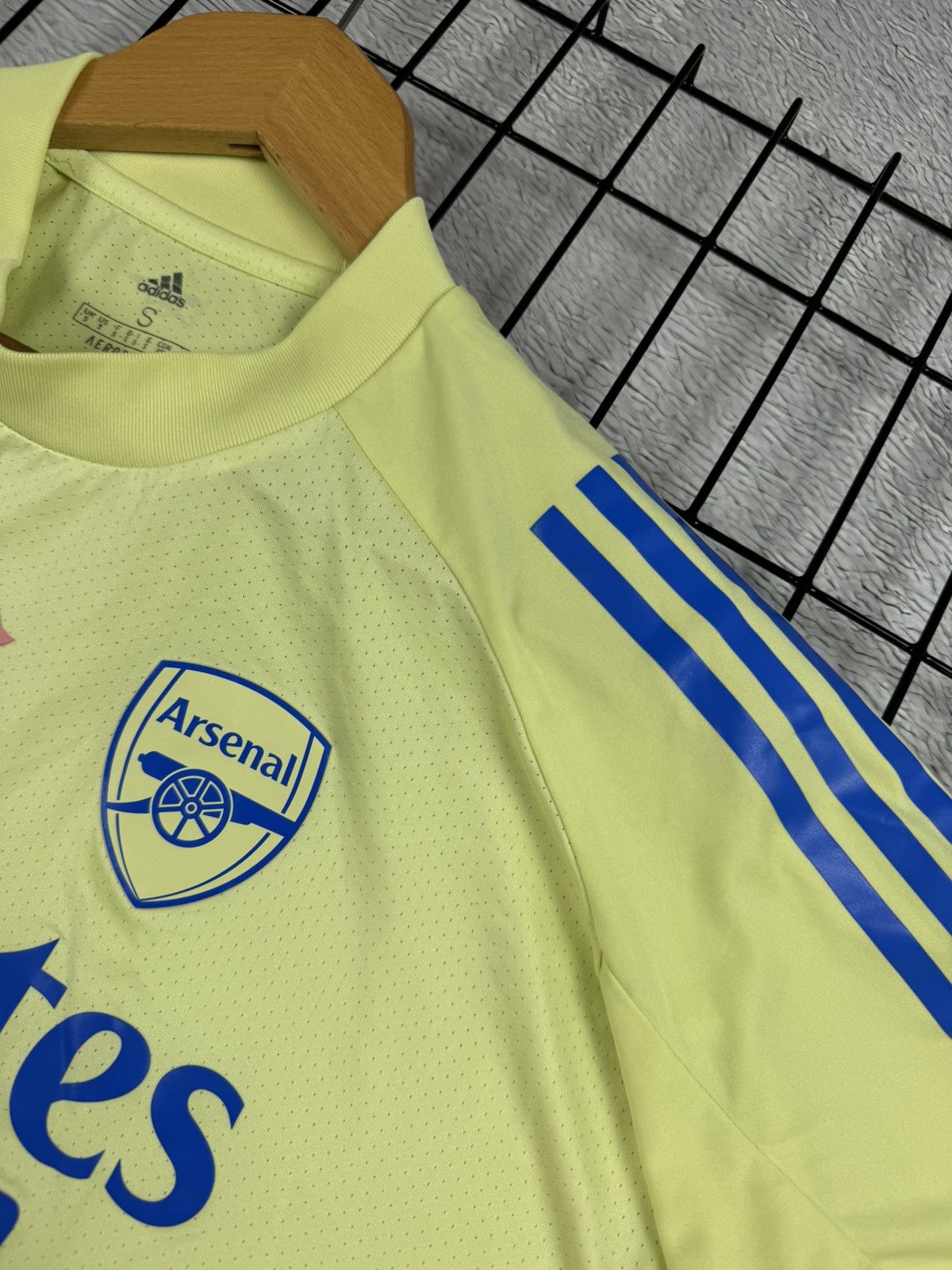 Adidas × Vintage Vintage Arsenal 2020 Adidas Pre match Jersey Blokcore S sz Size US S / EU 44-46 / 1 - 6 Thumbnail