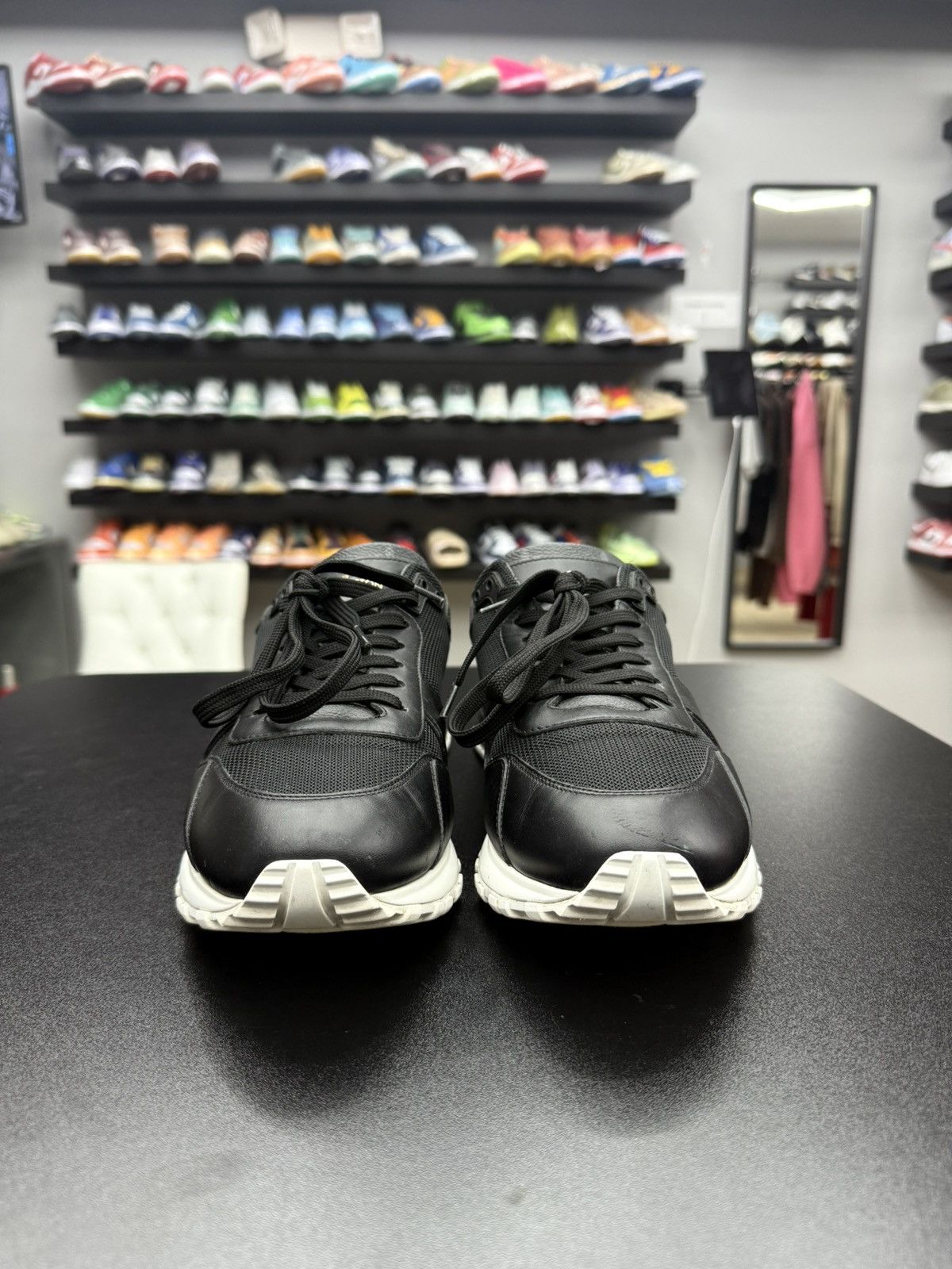 Louis Vuitton Louis Vuitton Run away black monogram sneaker sz 9LV / 10US Size US 10 / EU 43 - 3 Thumbnail