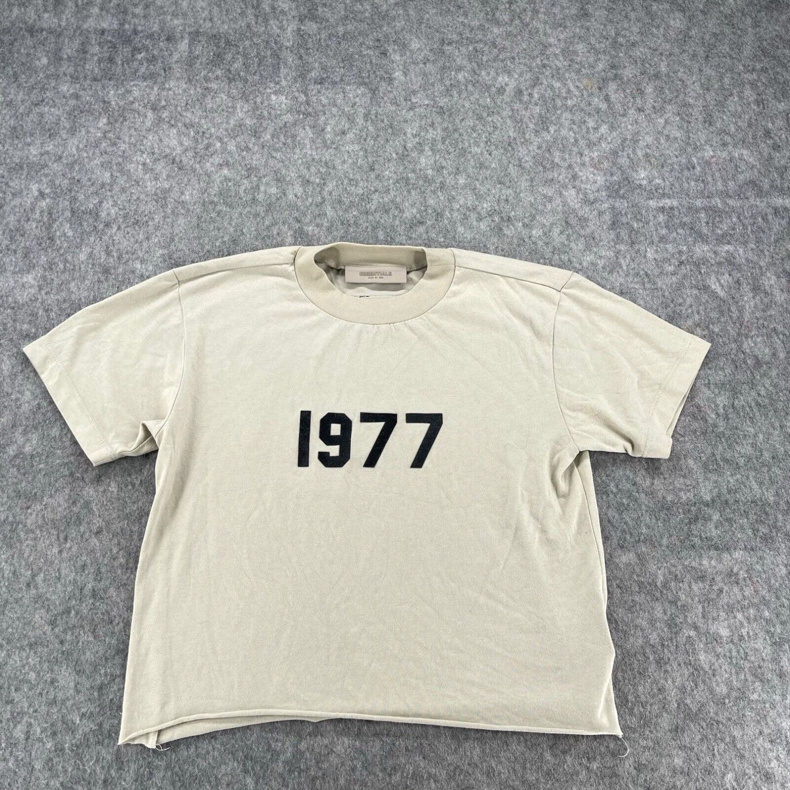 Fear of God Essentials★レディースTシャツ★ 1977 T-shirt Fear of God Essentials SS22 T-Shirt 1977 'Light Oatmeal' FOG
