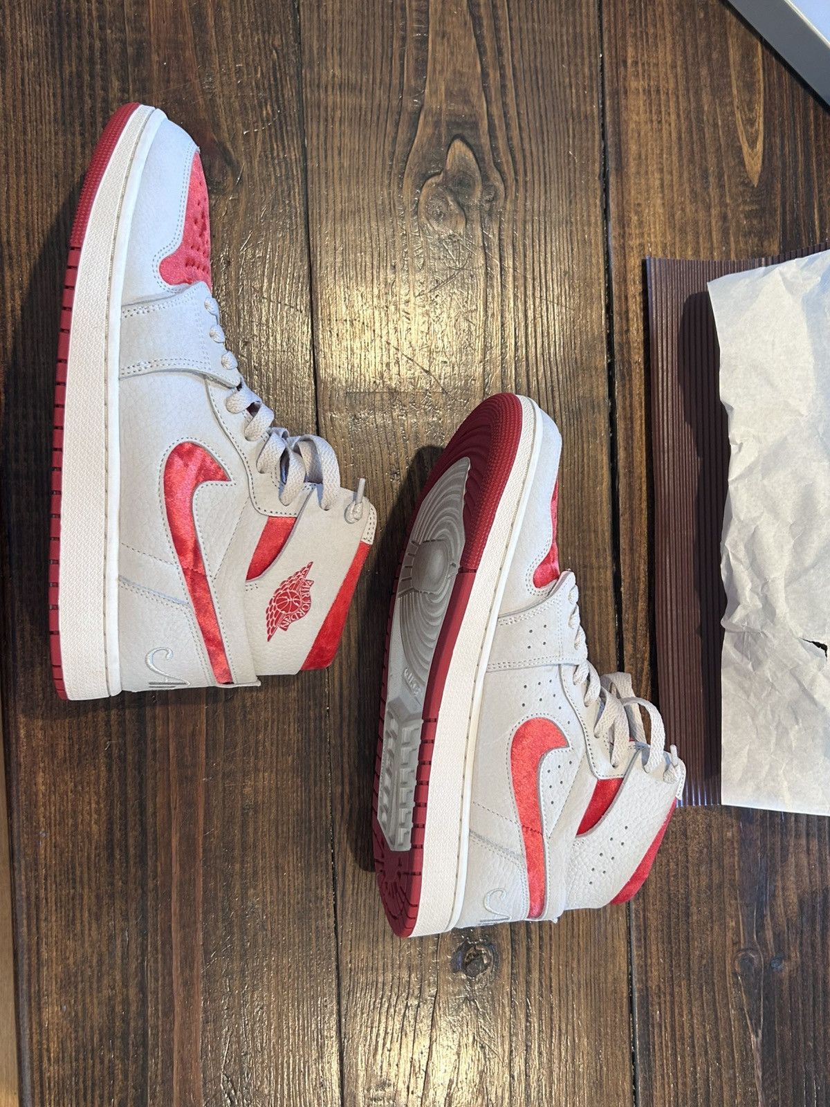 Nike Jordan 1 High zoom air CMFT 2 Valentine’s day 2023 Size US 9.5 / EU 42-43 - 7 Thumbnail