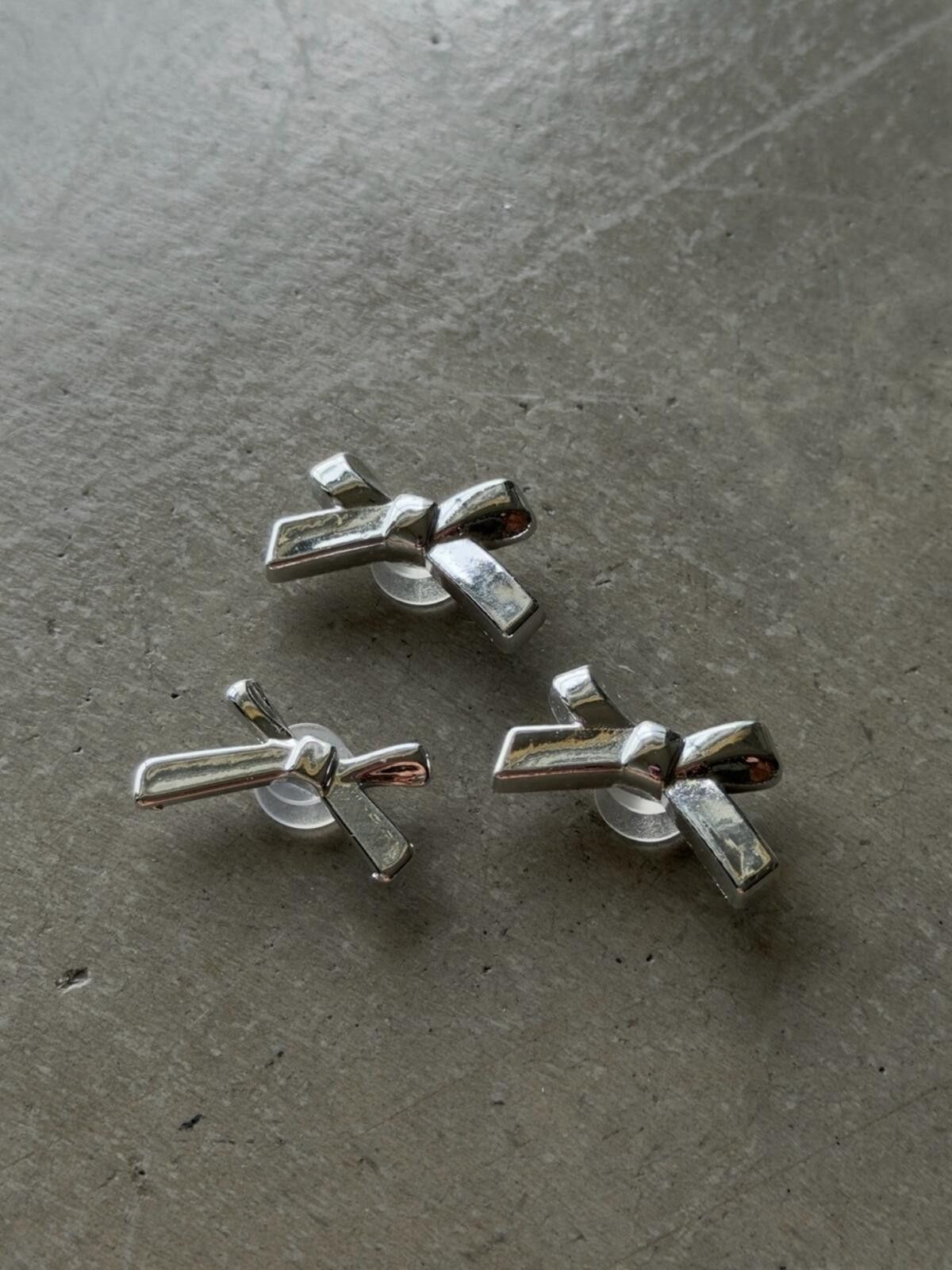 Crocs Silver Bow Croc Charms / Jibbitz Set / Pack of 3 Size ONE SIZE - 8 Thumbnail