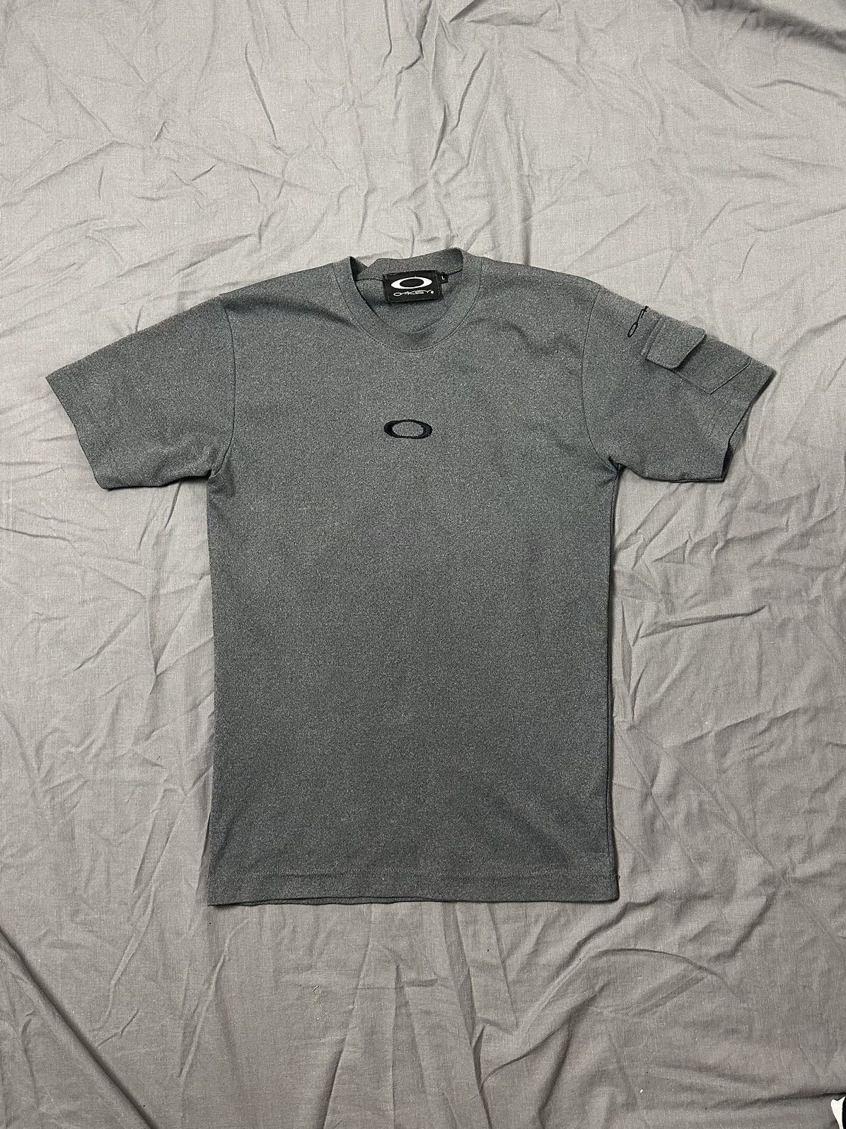 Oakley Oakley Vintage Tee Made in USA Rare Y2K Outdoor Termo shirt Size US L / EU 52-54 / 3 - 1 Thumbnail