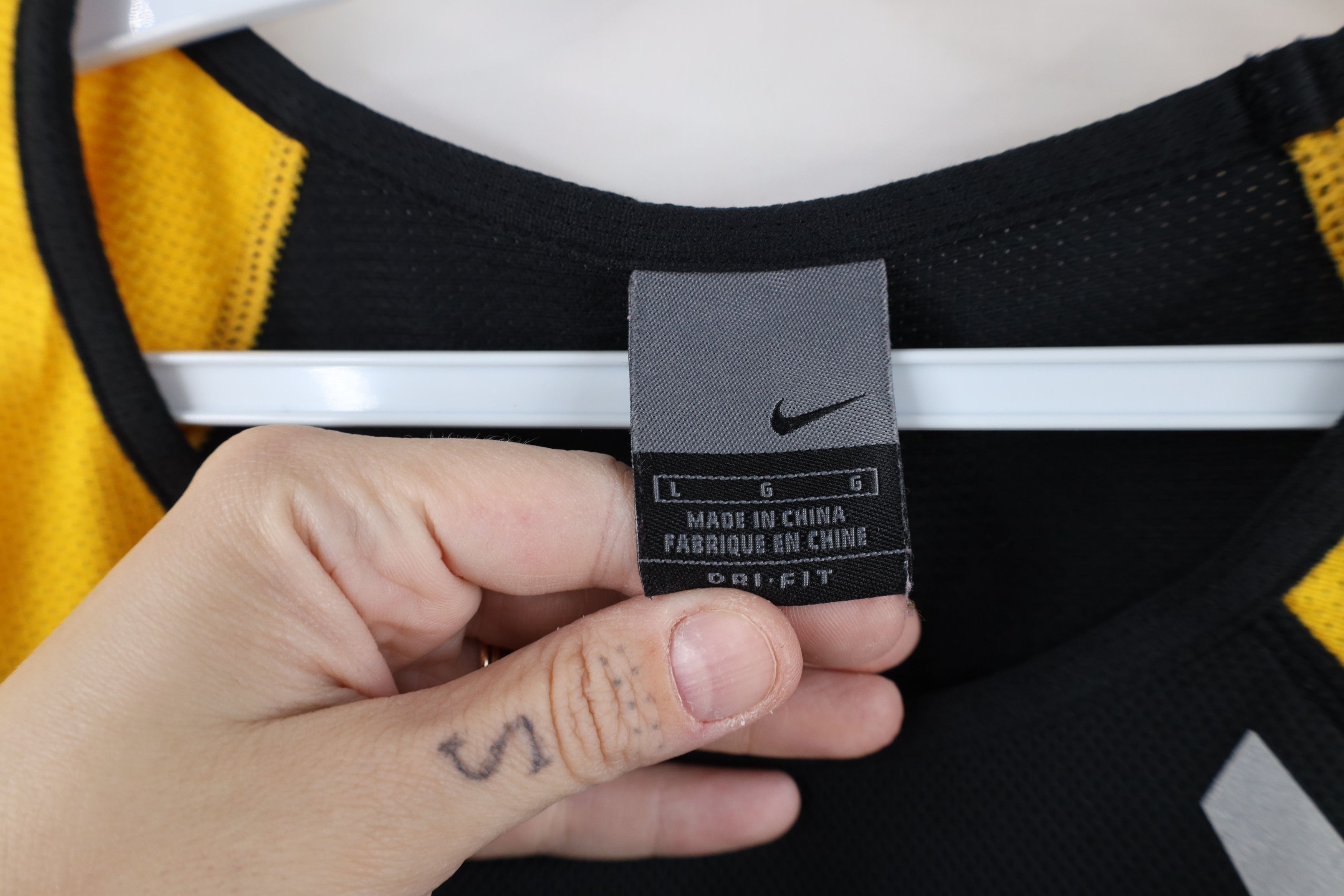 Nike Vintage Nike Mini Swoosh Reflective Tank Top Singlet Jersey Size US L / EU 52-54 / 3 - 8 Thumbnail