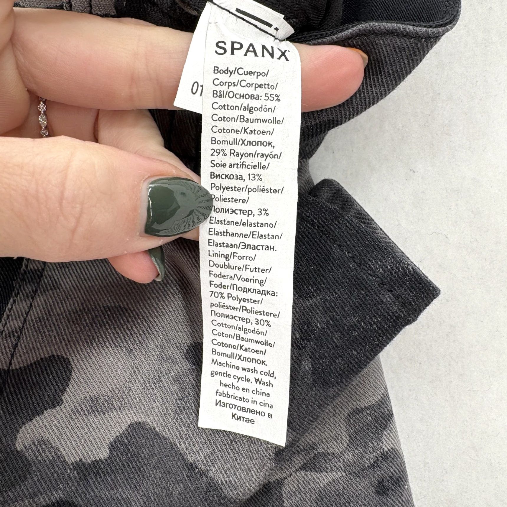 Spanx Spanx Pants Womens XL Gray Camo Stretch Twill Cargo Jogger Pockets Comfort Gym - Jogger Pants - Gray Camouflage Cargo Pants Women XL Spanx Size 40" / US 18 - 6 Thumbnail