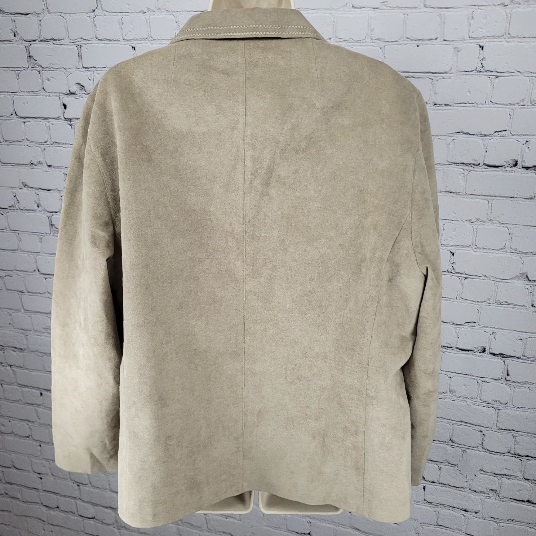 Vintage Cogito von Gollas Grey Beige Suede Like Lightweight Buttoned Jacket Plus Size 22 Beige Polyester Lined Pockets Short Sleeve Button Coat Women Size 3XL / US 20-22 - 2 Thumbnail