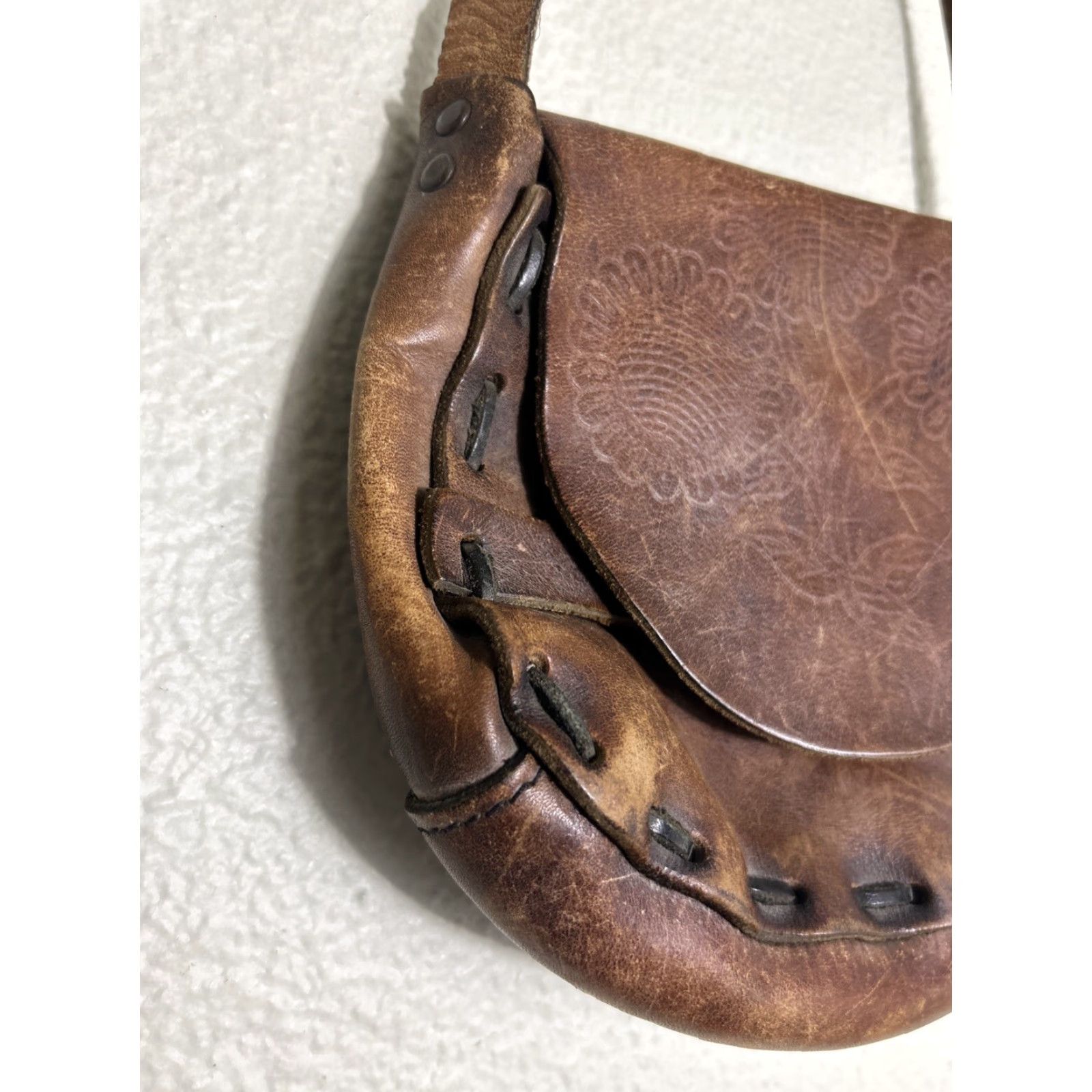 Vintage VINTAGE Brown Leather Small Crossbody Bag Purse Floral Embossed Women Adult Small Brown Floral Embossed Crossbody Bag Size ONE SIZE - 3 Thumbnail