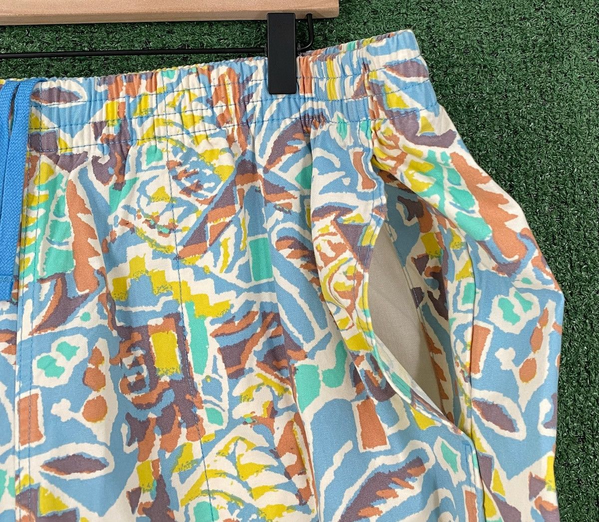 Patagonia Patagonia Funhoggers Thriving Planet Patterned Shorts XL Size US 42 / EU 58 - 3 Thumbnail