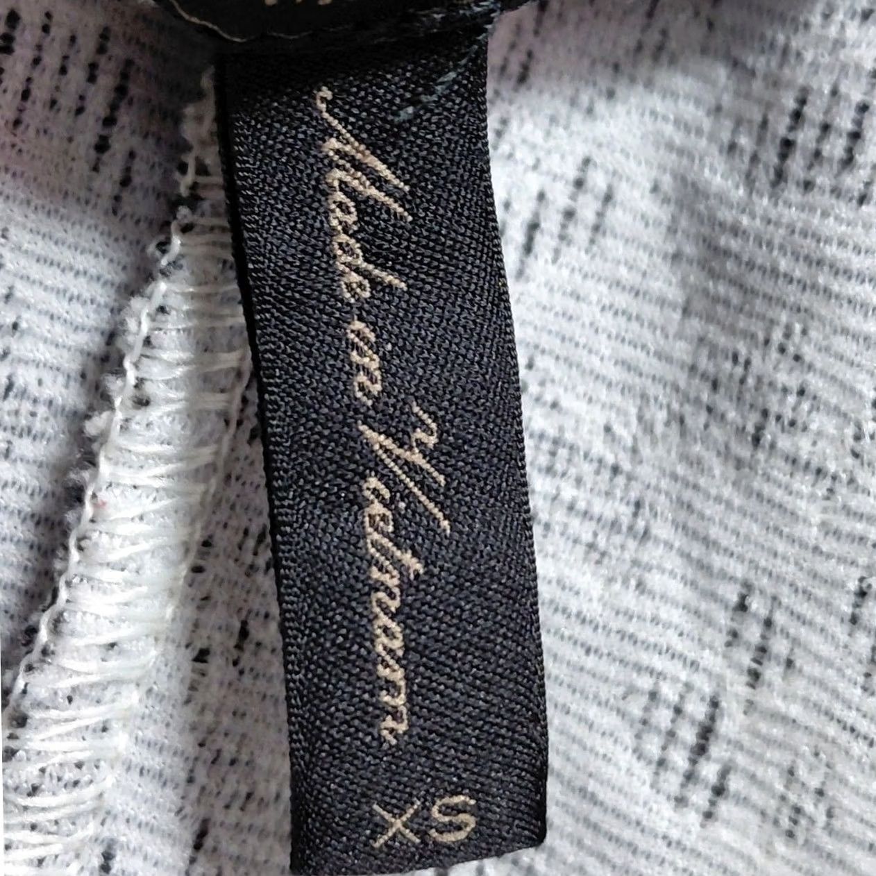 Bcbgmaxazria BCBGMAXAZRIA Sleeveless Peplum Top Black White Graphic Print XS Womens Blouse V-Neck Summer Spring Casual Business Size XS / US 0-2 / IT 36-38 - 4 Thumbnail
