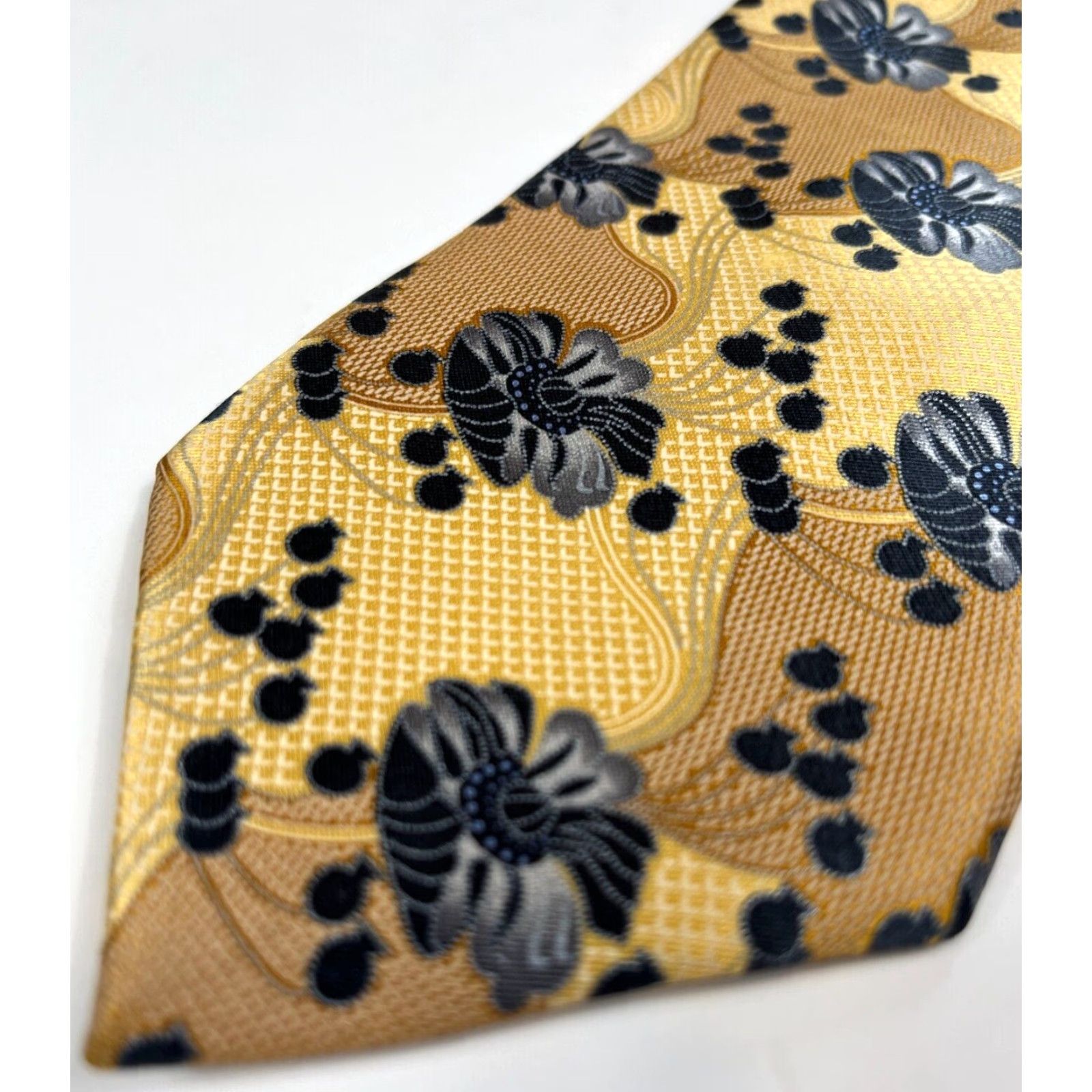 Ermenegildo Zegna **Ermenegildo Zegna Men's Luxury Silk Tie Floral Made in Italy** User: **Men's Ermenegildo Zegna Luxury Silk Floral Tie Made in Italy** Size ONE SIZE - 5 Thumbnail