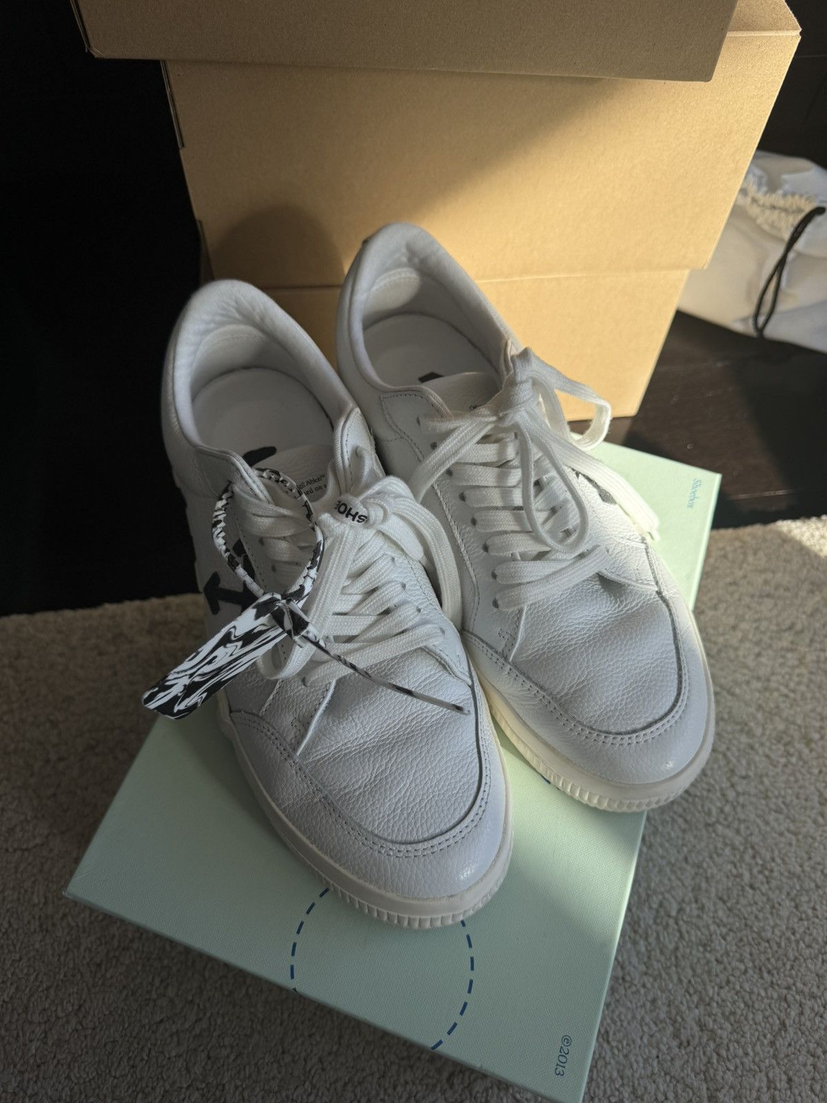 Off-White Off-White Low Vulcanized Leather Sneakers in White Size US 7.5 / EU 40-41 - 1 Thumbnail