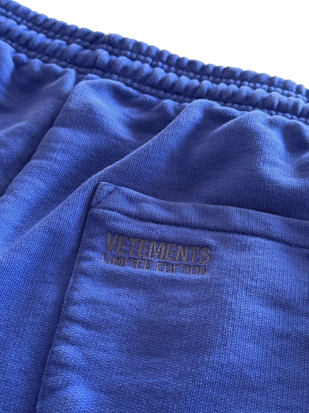 Vetements *RARE* VETEMENTS GVASALIA TAPE LOGO V SHORT SWEATPANTS Size US 34 / EU 50 - 18 Thumbnail