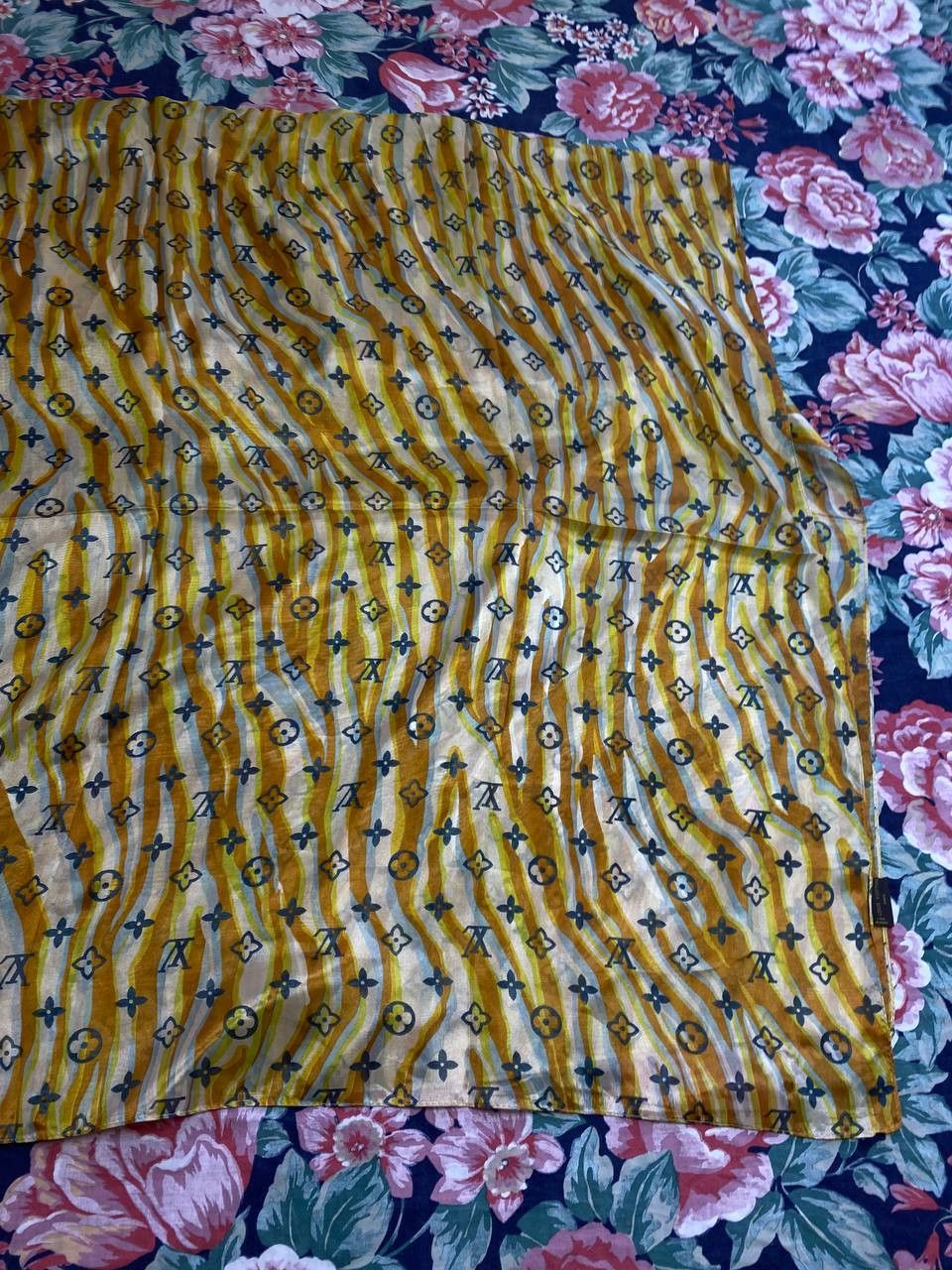 Louis Vuitton Louis Vuitton Multicolor Silk Geometric Shawl Scarf . Size ONE SIZE - 10 Thumbnail