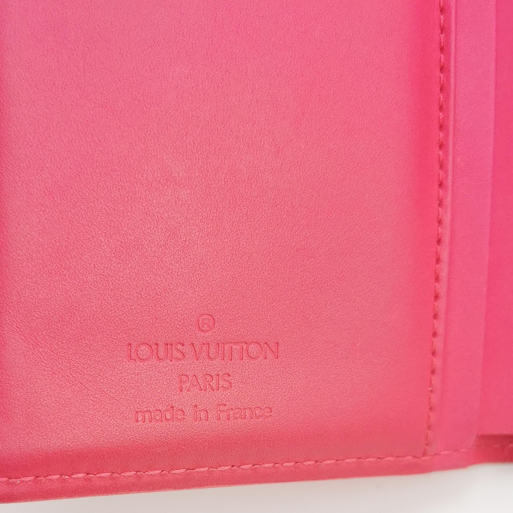 Louis Vuitton Louis Vuitton (LV) patent leather snap embossed print walle Size ONE SIZE - 5 Thumbnail