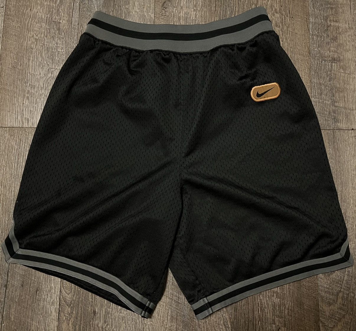 Nike × Vintage Vintage Nike Basketball Shorts Size Medium Size US M / EU 48-50 / 2 - 1 Thumbnail