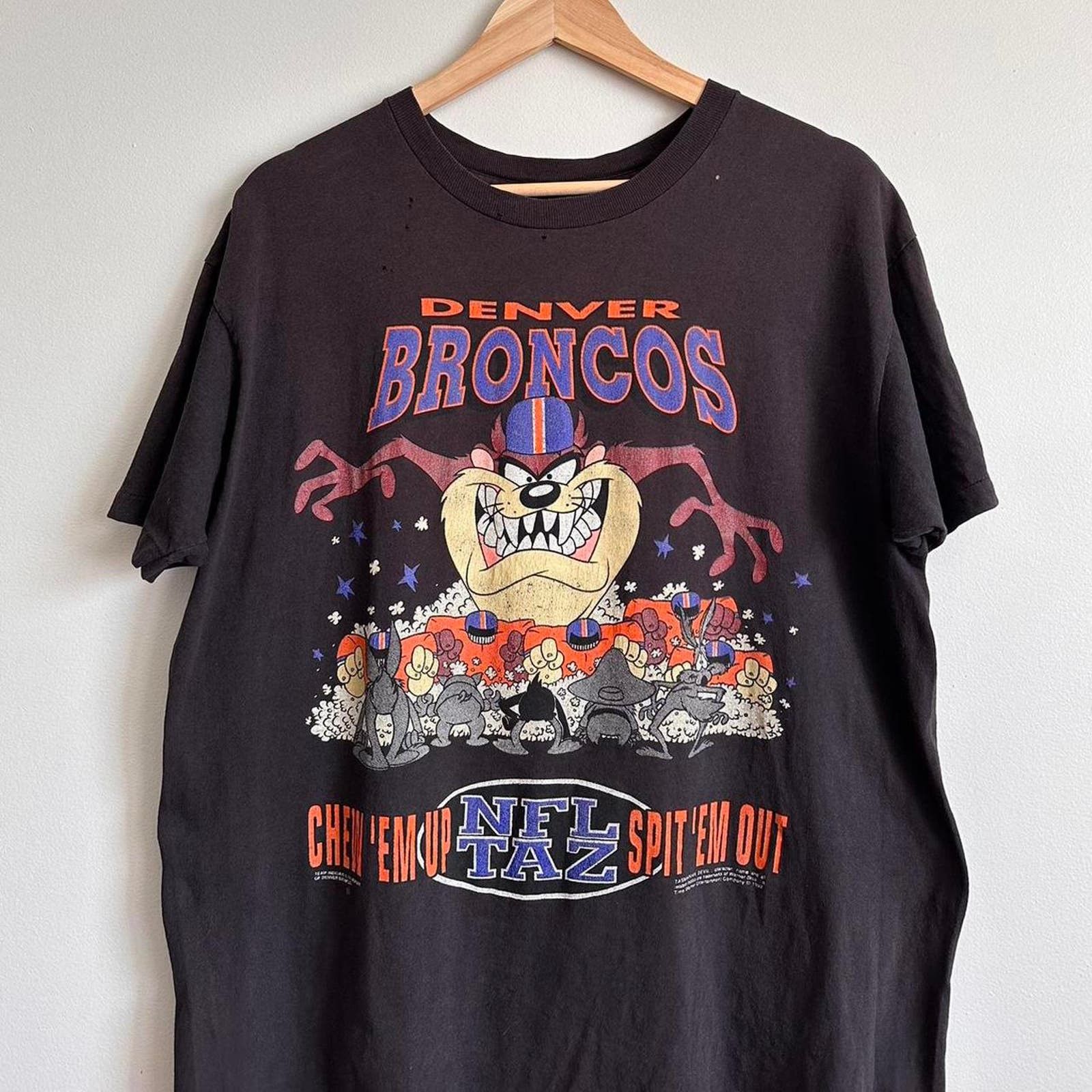 Vintage 90s Looney Tunes offers Denver Bronos NFL Football T Shirt L