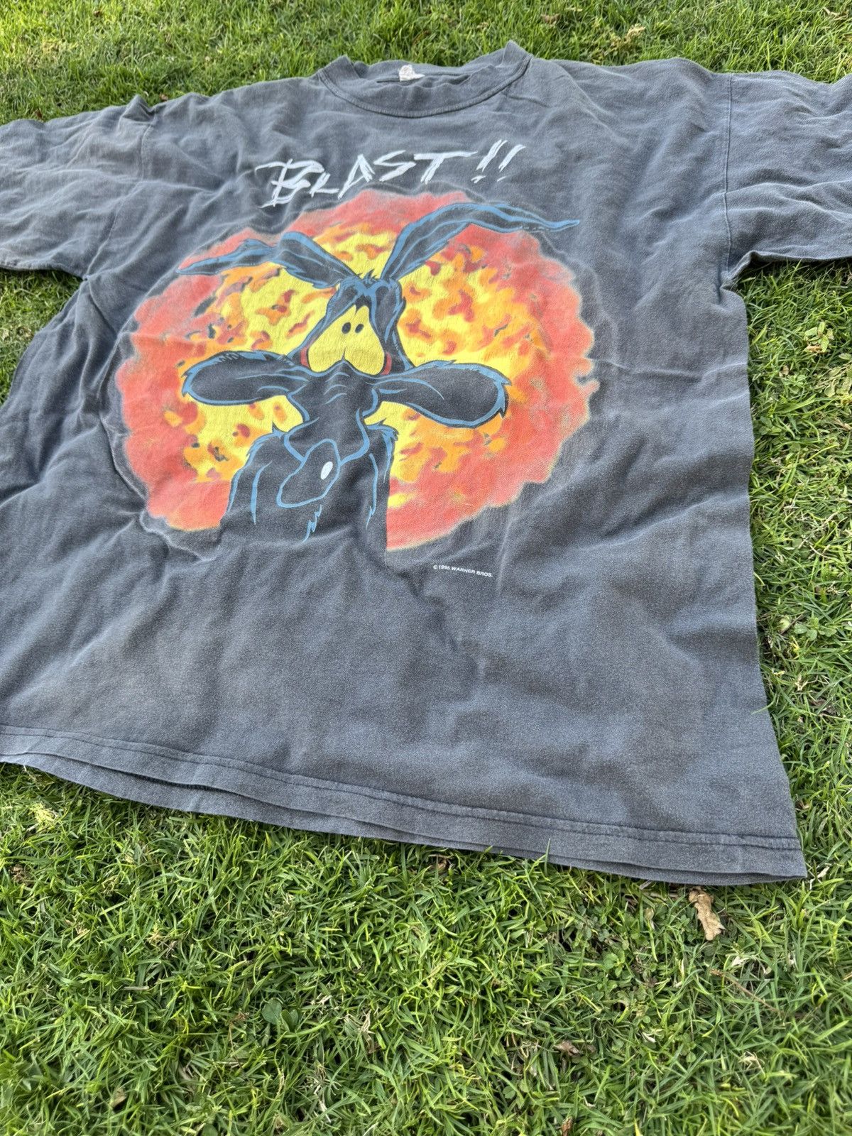 Vintage Vintage Warner Bros Looney Tunes Coyote Blast 1995 T-shirt Size US XL / EU 56 / 4 - 4 Thumbnail