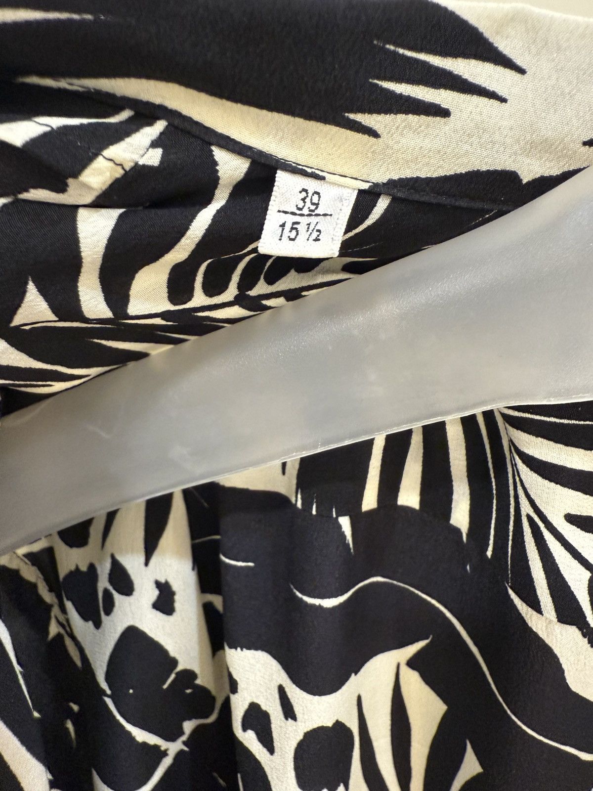 Saint Laurent Paris Tropical Shark-Collar Short Sleeve Silk Shirt collar size39 Size US M / EU 48-50 / 2 - 11 Thumbnail
