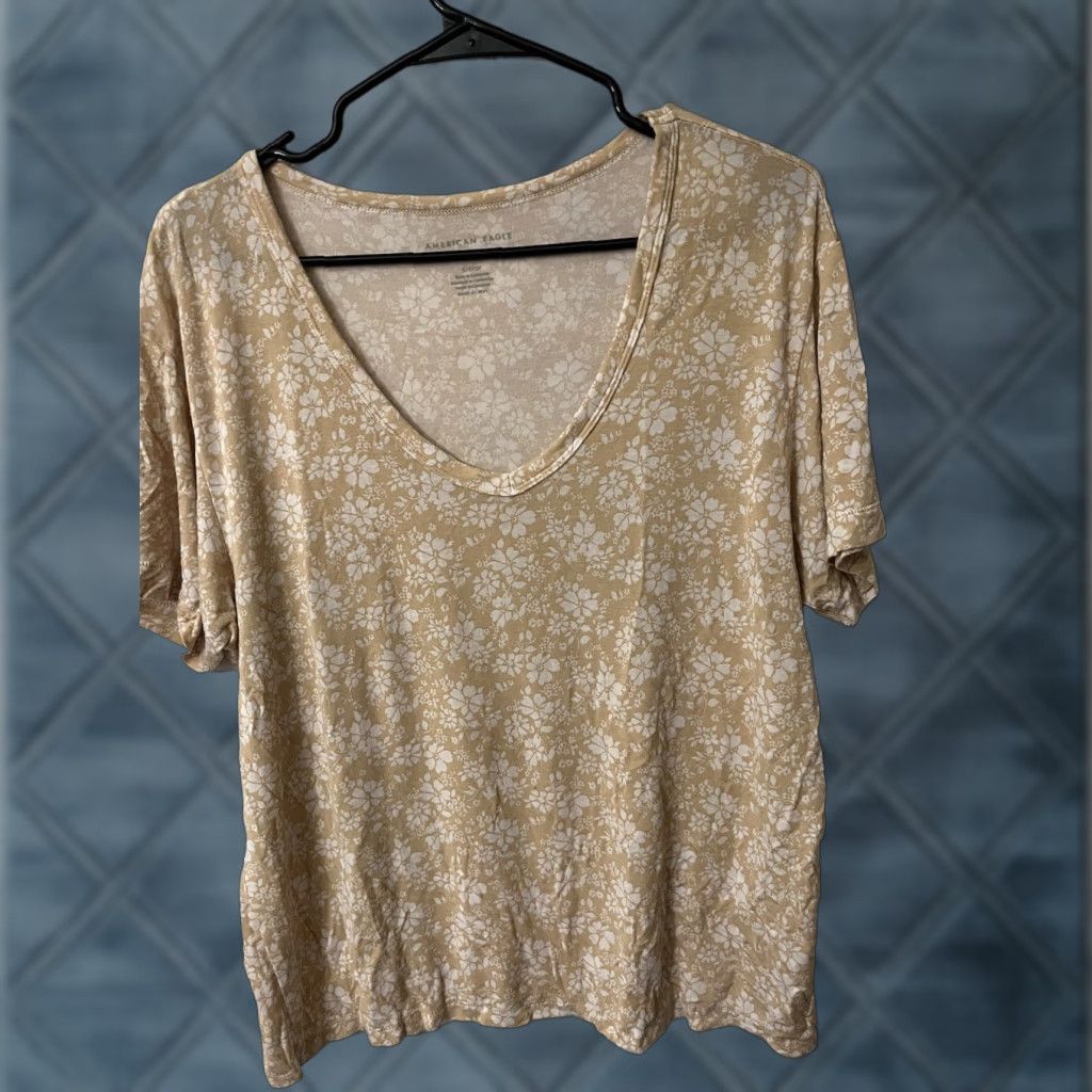 American Eagle Outfitters American Eagle Outfitters T-Shirt Women Small Beige Floral V-Neck Short Sleeve Size S / US 4 / IT 40 - 1 Thumbnail
