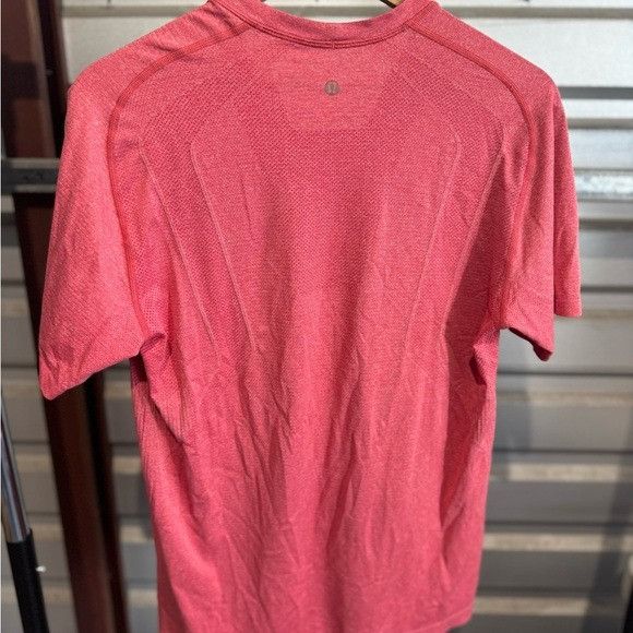 Lululemon Lululemon athletica Coral Short Sleeve Tee Sz Medium M Size US M / EU 48-50 / 2 - 2 Thumbnail