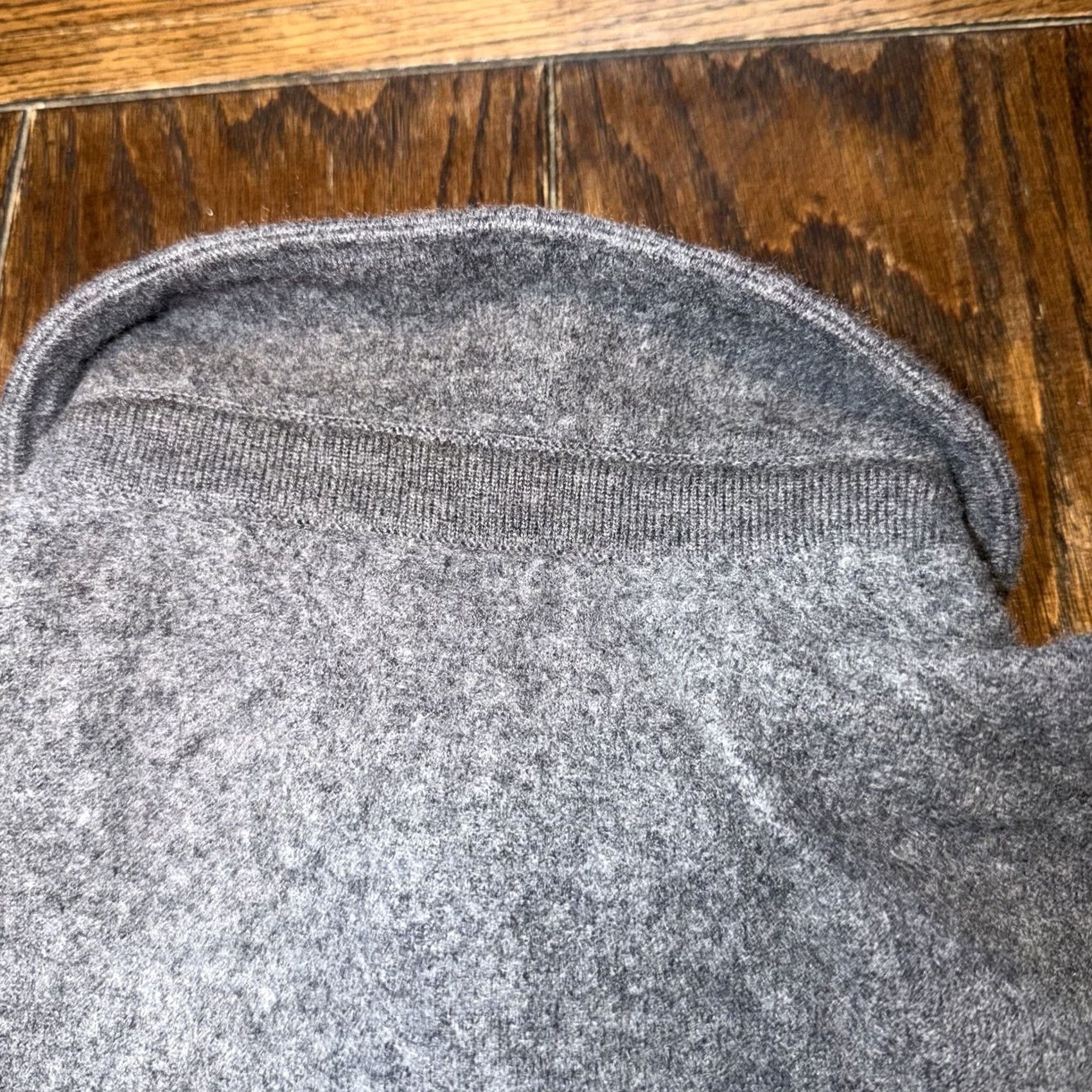 Neiman Marcus VINTAGE Neiman Marcus Men's 100% Cashmere Gray V-Neck Sweater Large Read Size US L / EU 52-54 / 3 - 6 Thumbnail