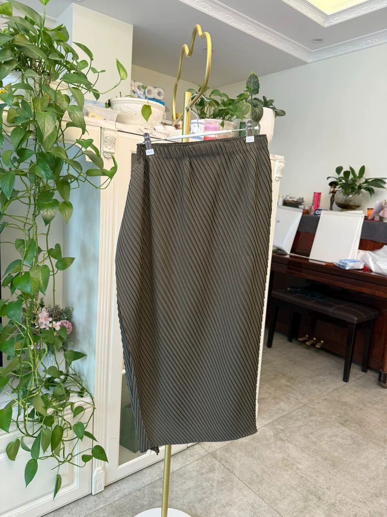 Issey Miyake Issey Miyake Olive-colored pleated skirt Size 25" / US 0 / IT 36 - 2 Thumbnail