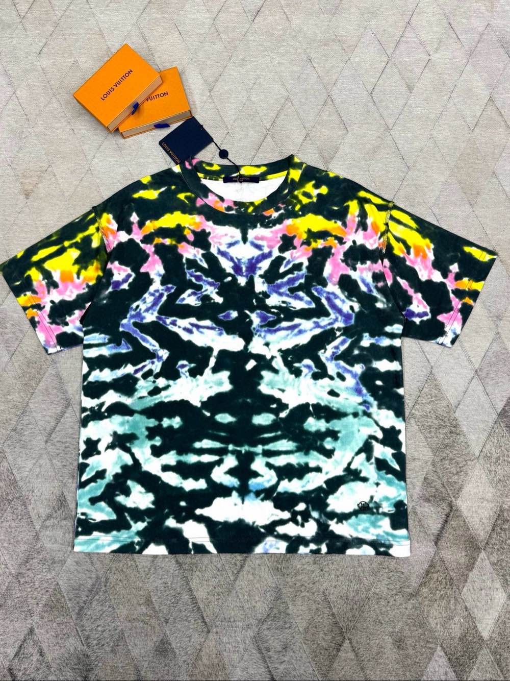 Louis Vuitton Louis Vuitton Tie-Dye T-Shirt Size L Size US L / EU 52-54 / 3 - 1 Thumbnail