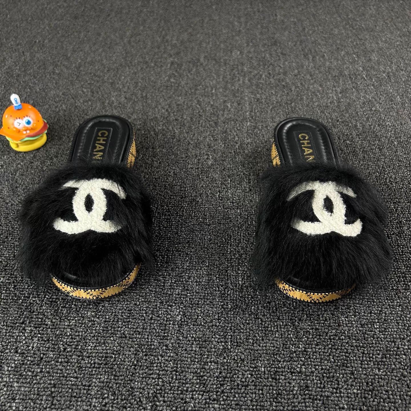 Chanel Chanel Women's Black CC Logo Fur Slippers 35.5 Size US 5 / IT 35 - 2 Thumbnail