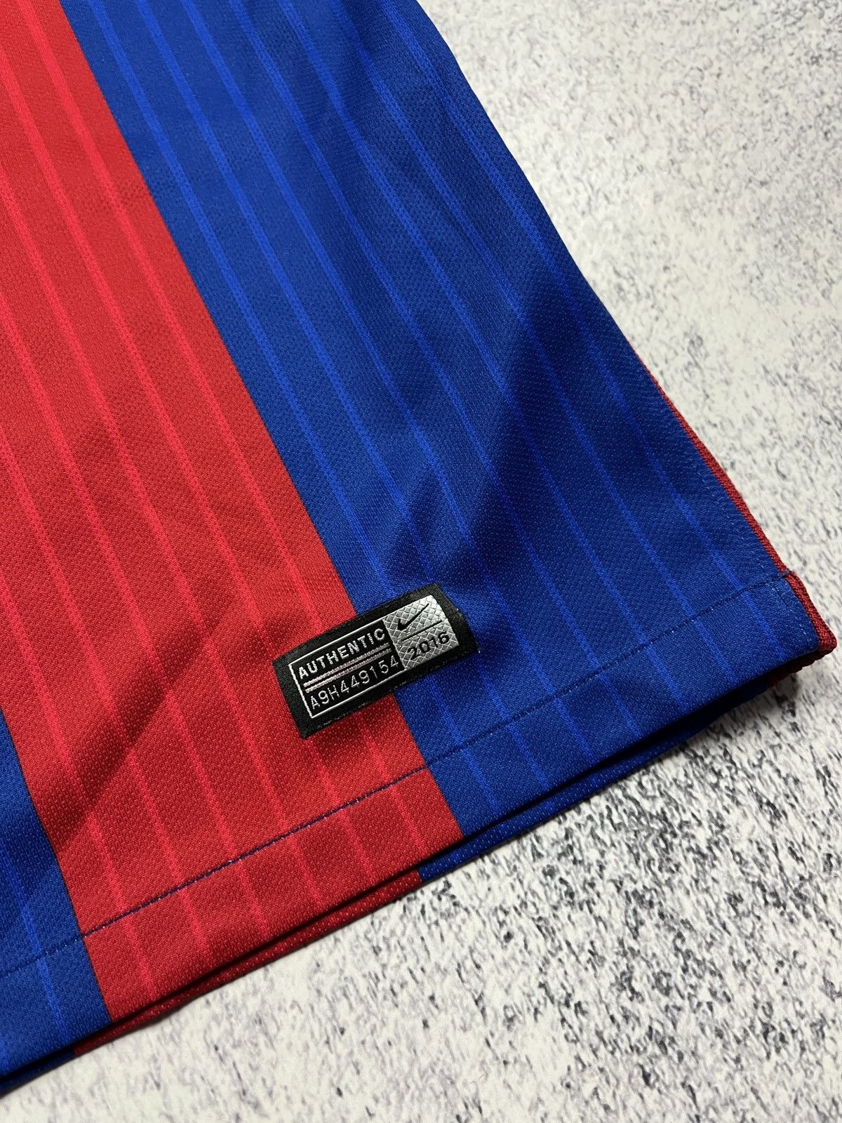 Nike Nike Barcelona 2016/2017 Home Soccer Jersey Football Shirt Size US S / EU 44-46 / 1 - 6 Thumbnail