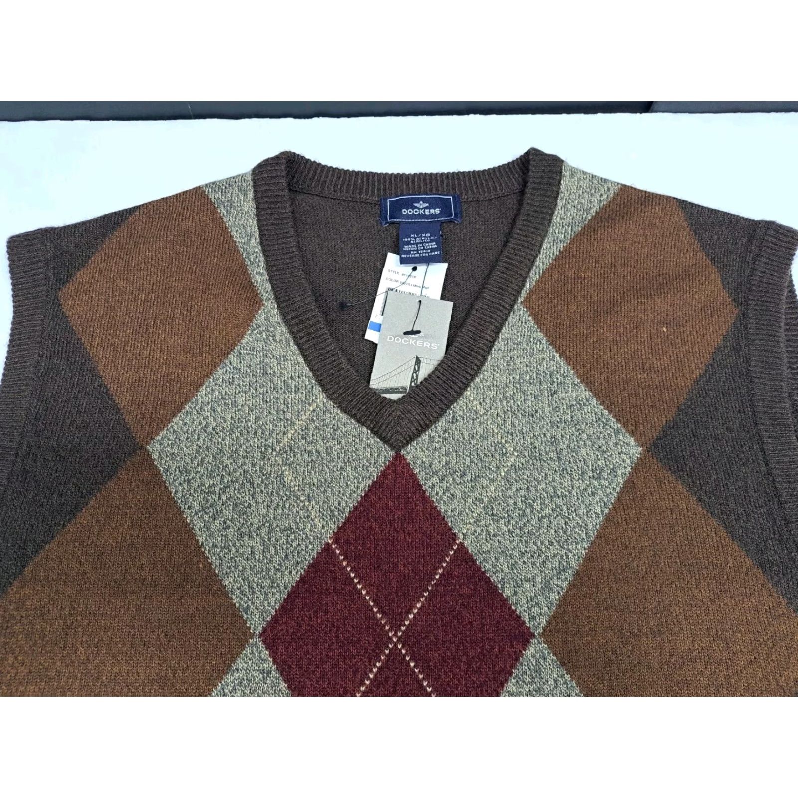 Dockers NWT Dockers Men's Brown Acrylic Extra Soft Fine Gauge Vest XL Argyle/Diamond Knit Pullover Vest Regular Mens Autumn Winter Fall Spring Name: DOCKERS Size US XL / EU 56 / 4 - 2 Thumbnail