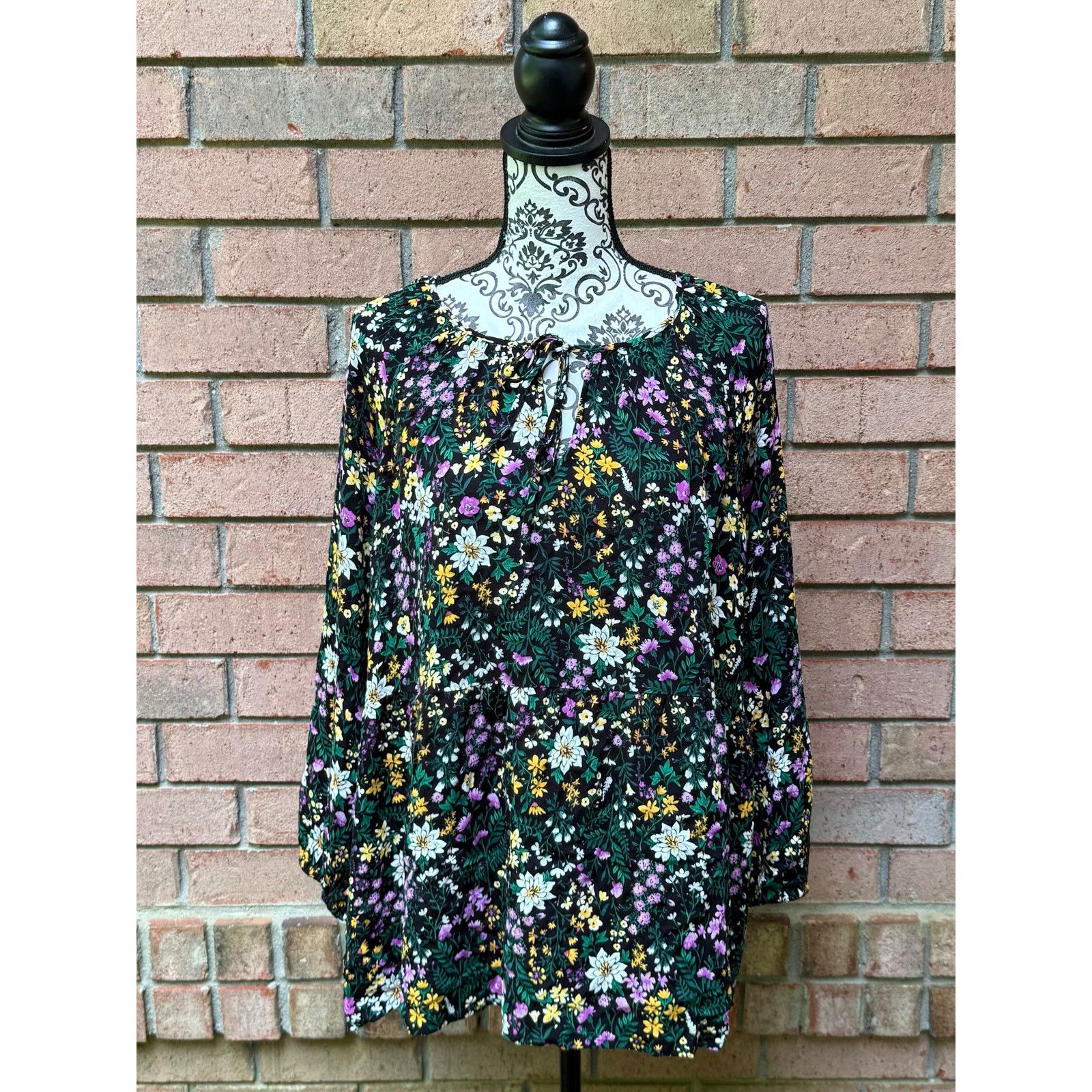 Old Navy EUC Old Navy Floral Blouse Black Background w/ Neck Tie 2X Size XXL / US 16-18 / IT 52-54 - 1 Thumbnail