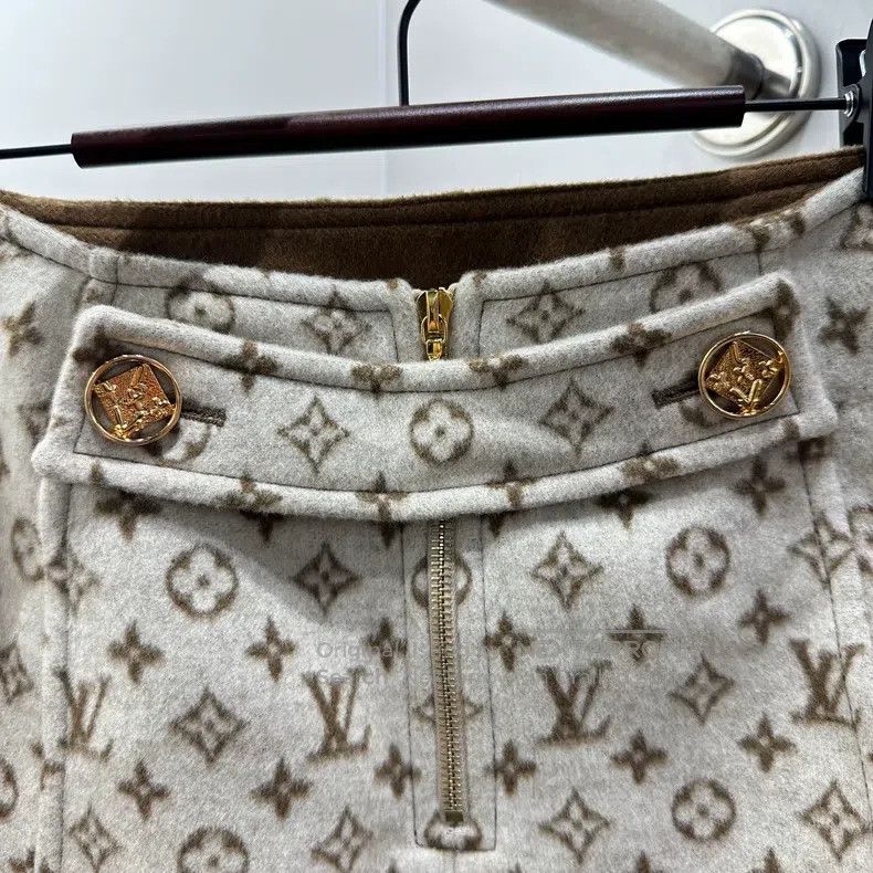 Louis Vuitton Louis Vuitton Full print gold button wool skirt Size 33" - 6 Thumbnail