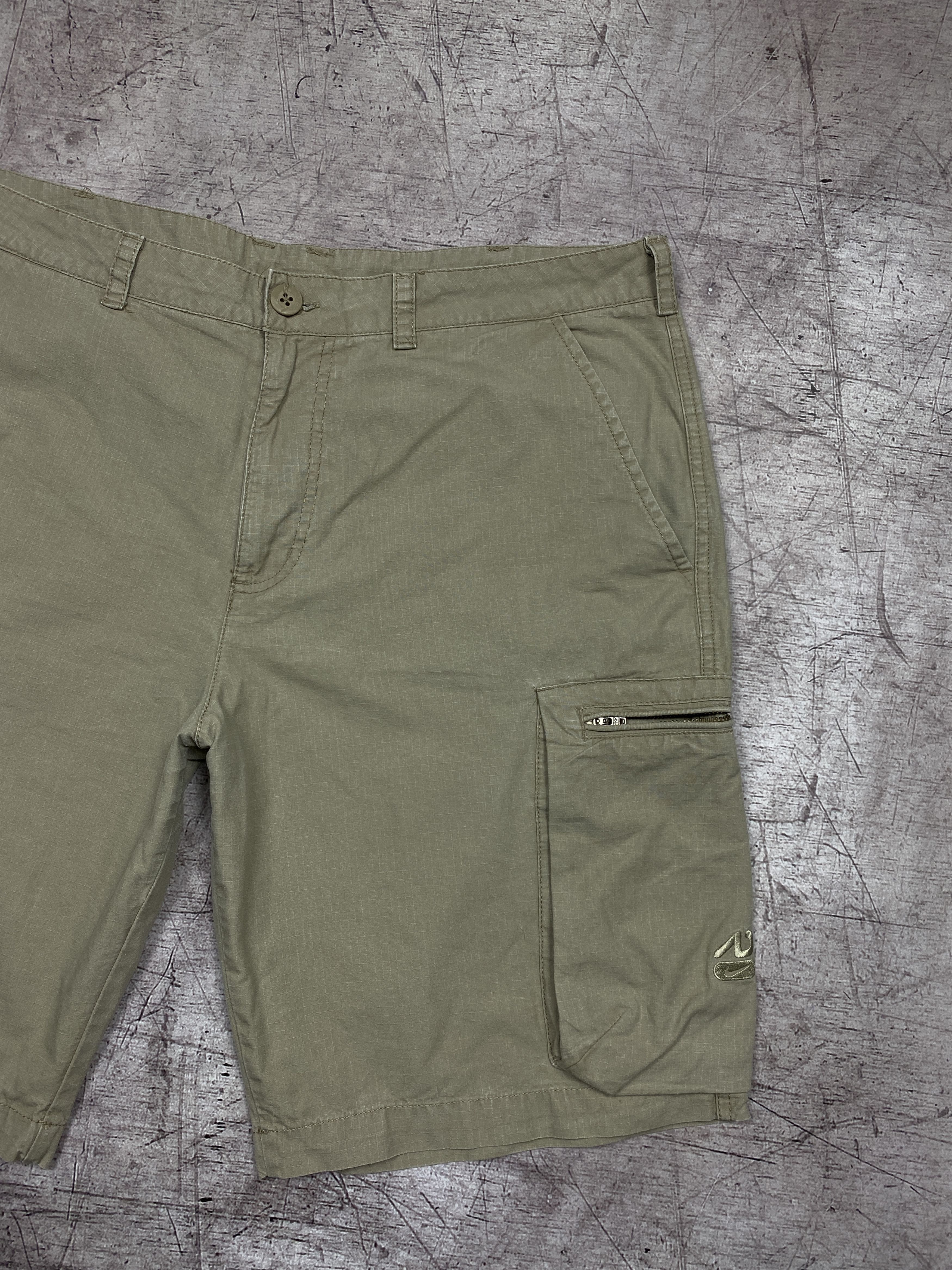 Nike × Vintage Nike Vintage Mens Cargo Shorts Y2K Size US 34 / EU 50 - 2 Thumbnail