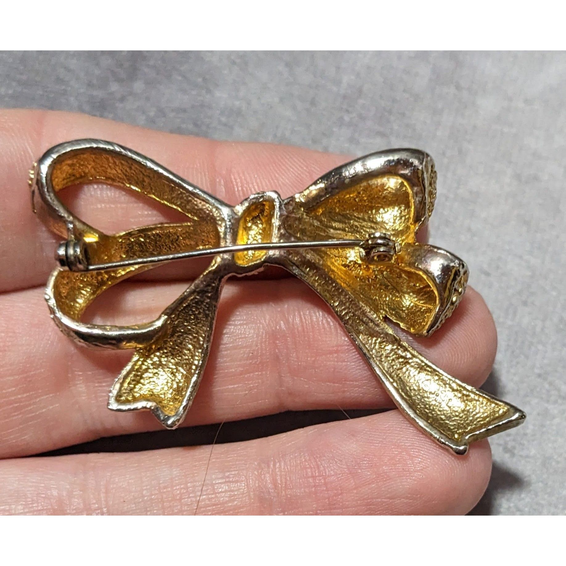 Other Vintage Textured Gold Tone Bow Ribbon Brooch Size ONE SIZE - 5 Thumbnail
