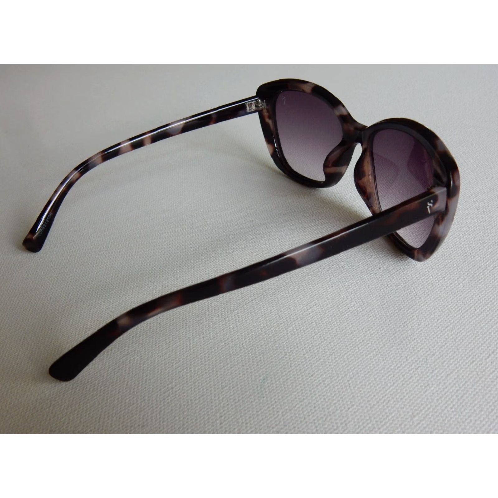 Vera Wang VINTAGE Simply Vera Sunglasses Women Gray Small Scratches Size ONE SIZE - 3 Thumbnail