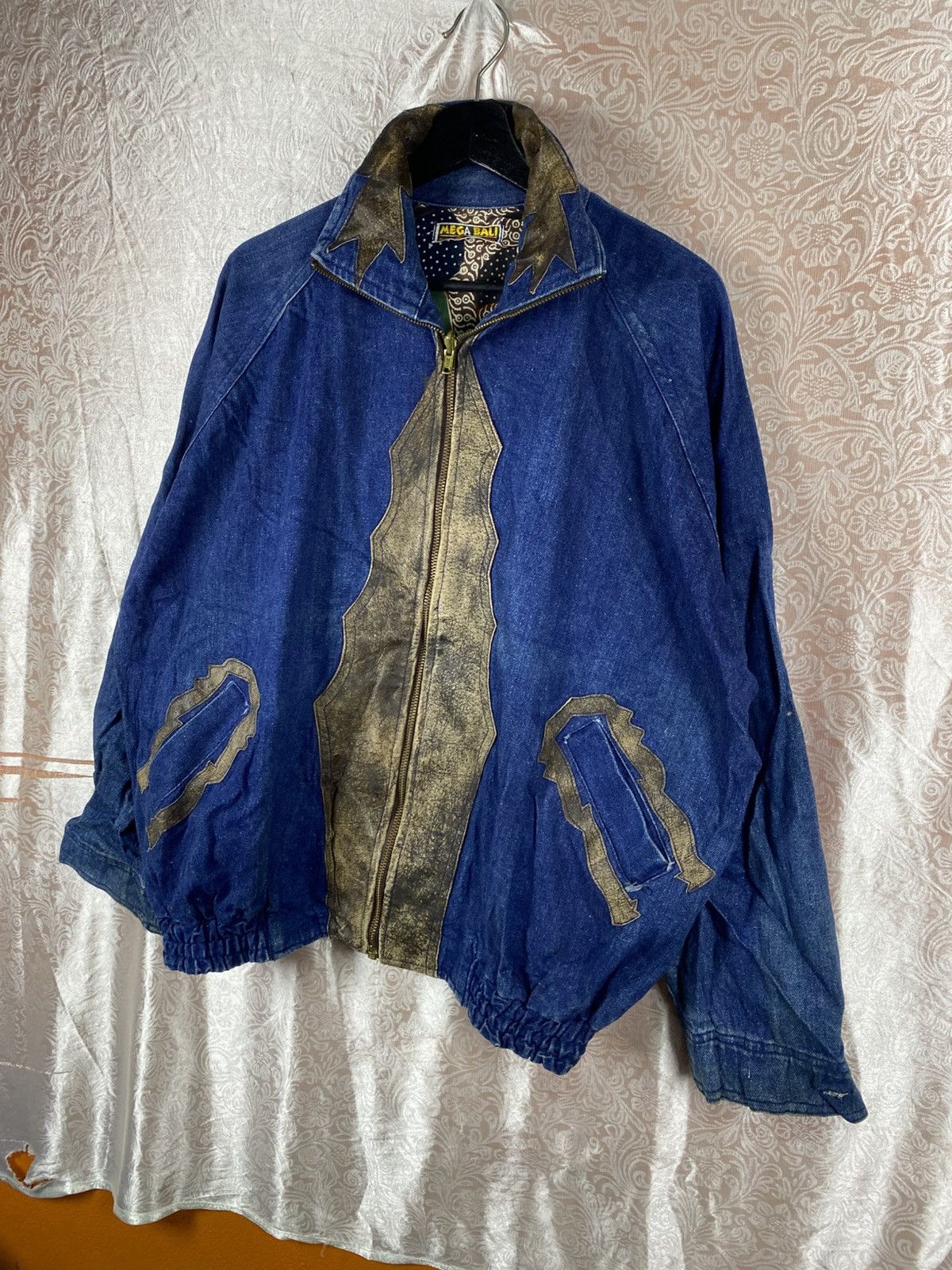 Vintage Vintage MEGA BALI Denim Batik Panel Bomber Jacket Oversized Size US L / EU 52-54 / 3 - 4 Thumbnail