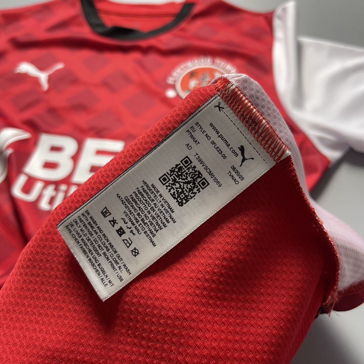 Puma FLEETWOOD TOWN PUMA 2023/2024 FOOTBALL JERSEY #7 TSHIMANGA Size US M / EU 48-50 / 2 - 10 Thumbnail