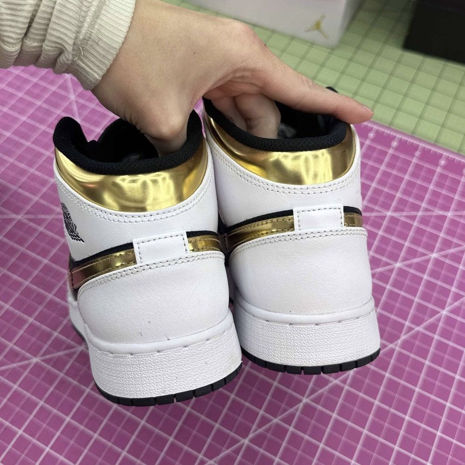 Jordan Brand Air Jordan 1 Mid White Gold Black GS Youth 7Y Size US 7 / EU 40 - 4 Thumbnail