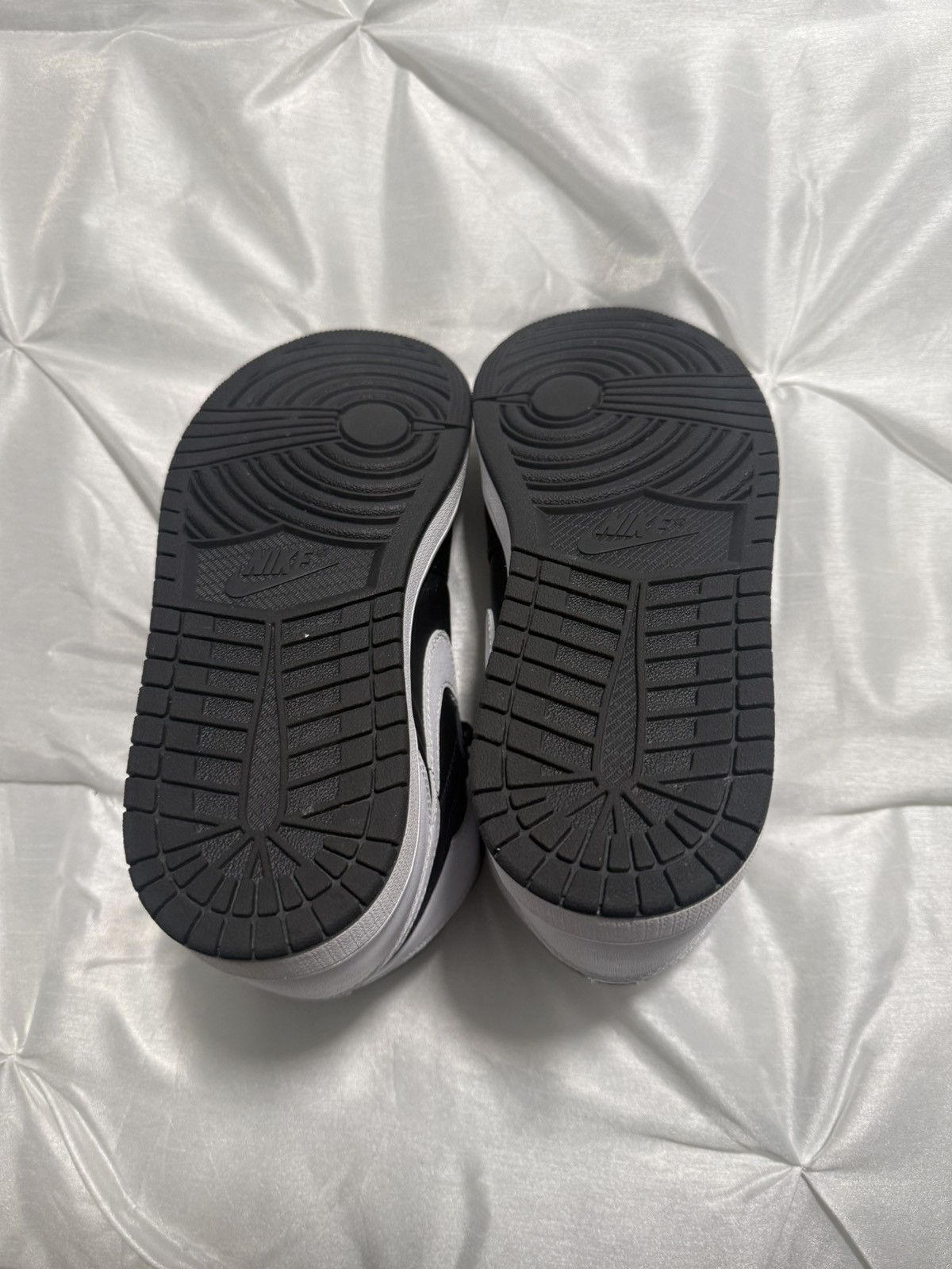 Nike Nike Air Jordan Retro 1 High Top Size US 6.5 / EU 39-40 - 3 Thumbnail