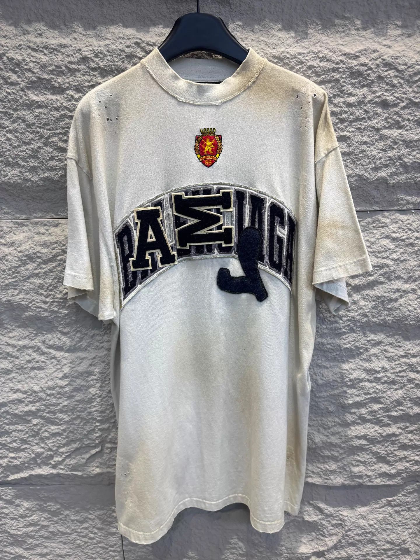Balenciaga Balenciaga x Man Utd Distressed Embroidered Badge T-Shirt Size US S / EU 44-46 / 1 - 1 Thumbnail