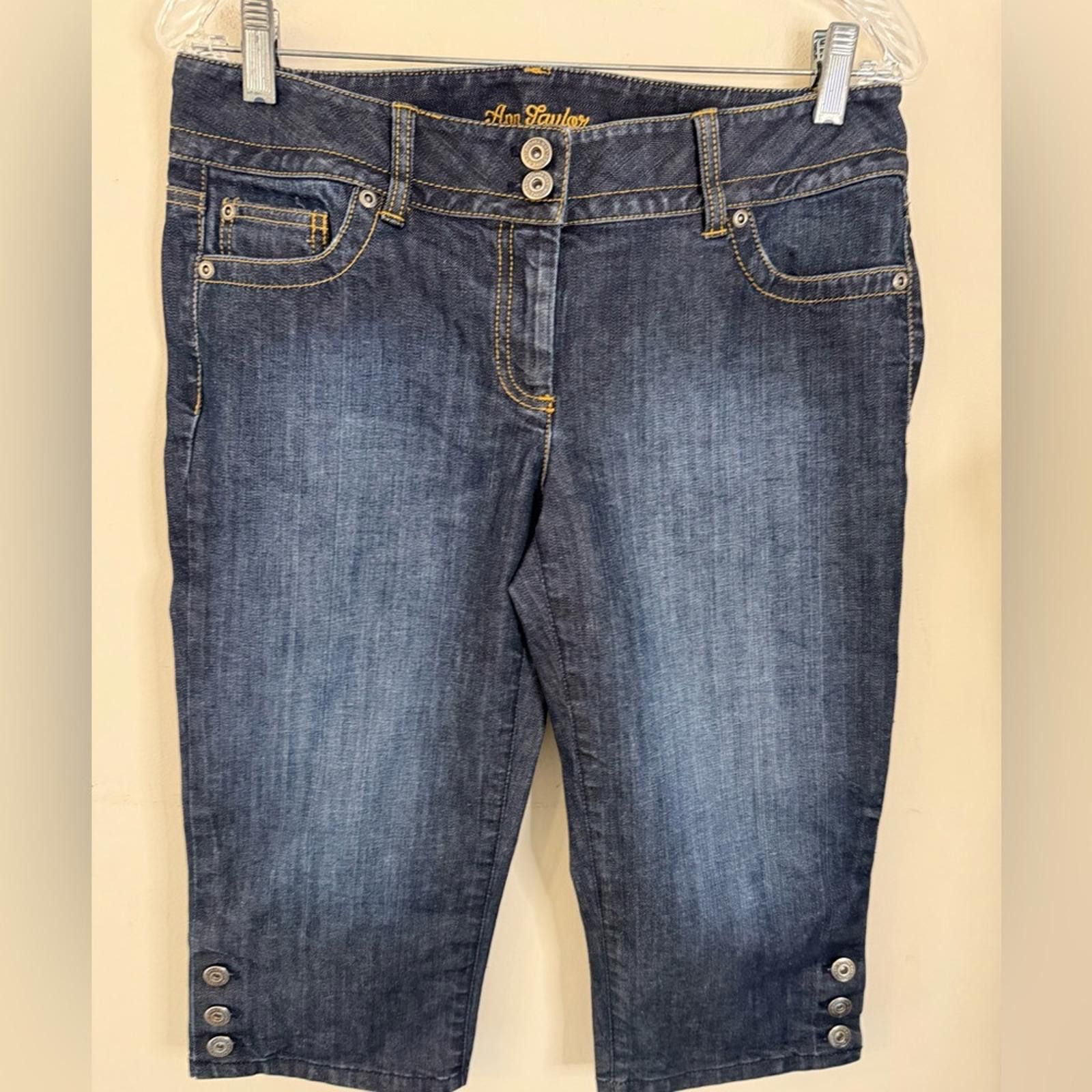 Ann Taylor Ann Taylor Modern Fit Lindsay Waist crop jeans button 8P Size 30" / US 8 / IT 44 - 1 Thumbnail