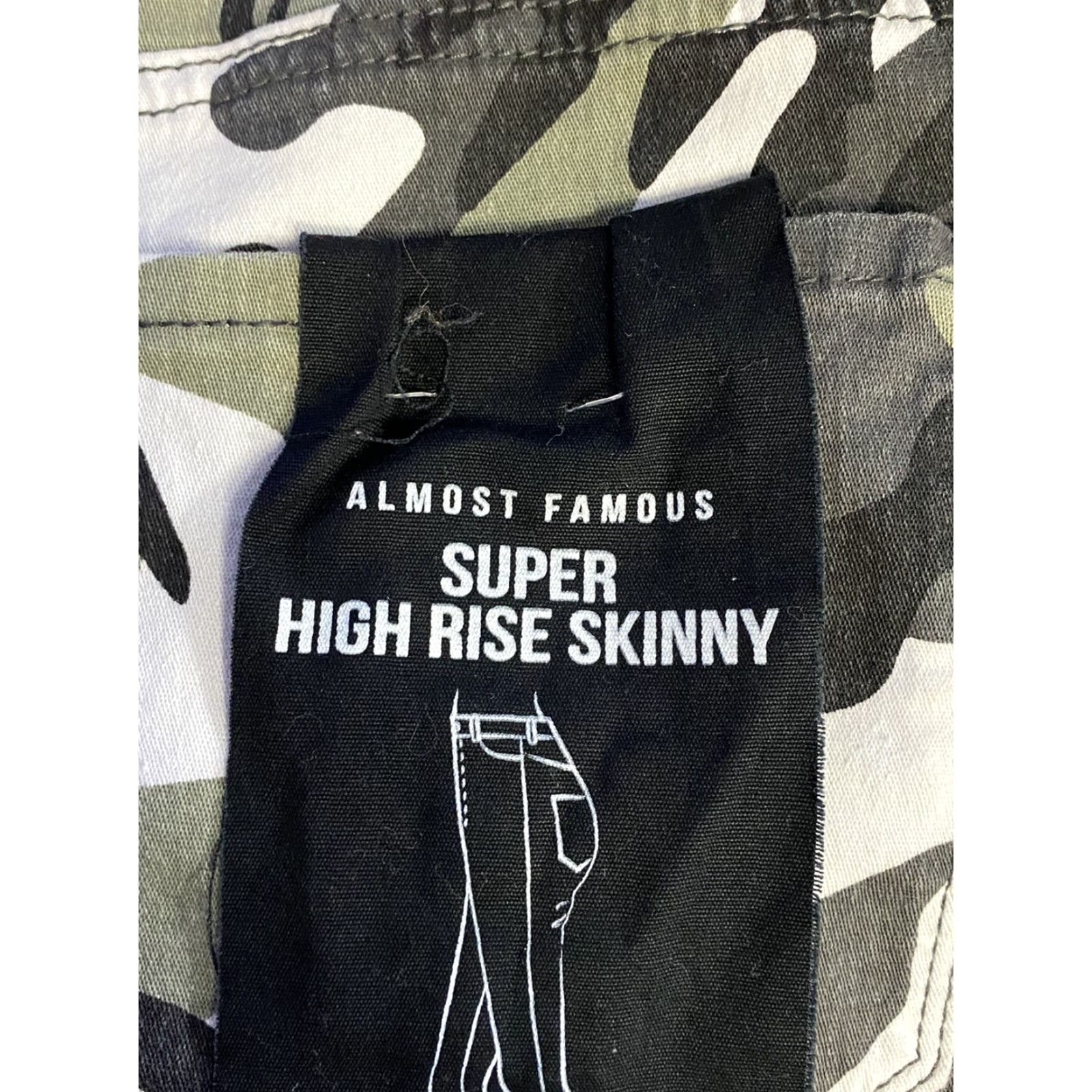 Almost Famous Almost Famous Womens Super High Rise Skinny Camo Pants size 13 Size 34" / US 12 / IT 48 - 7 Thumbnail