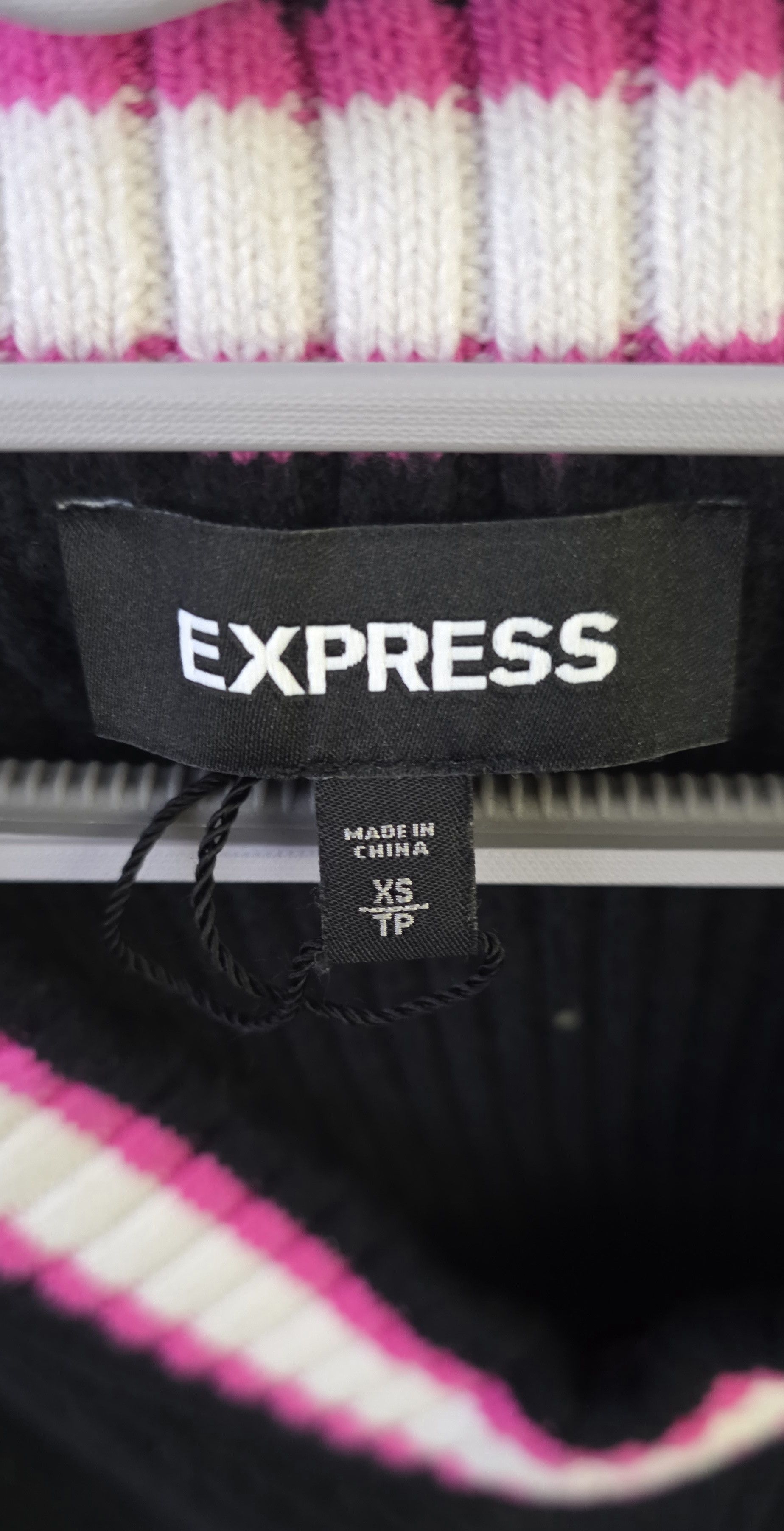 Express Express Varsity Tipped Vneck Long Sleeve Sweater Black Pink Size XS / US 0-2 / IT 36-38 - 3 Thumbnail